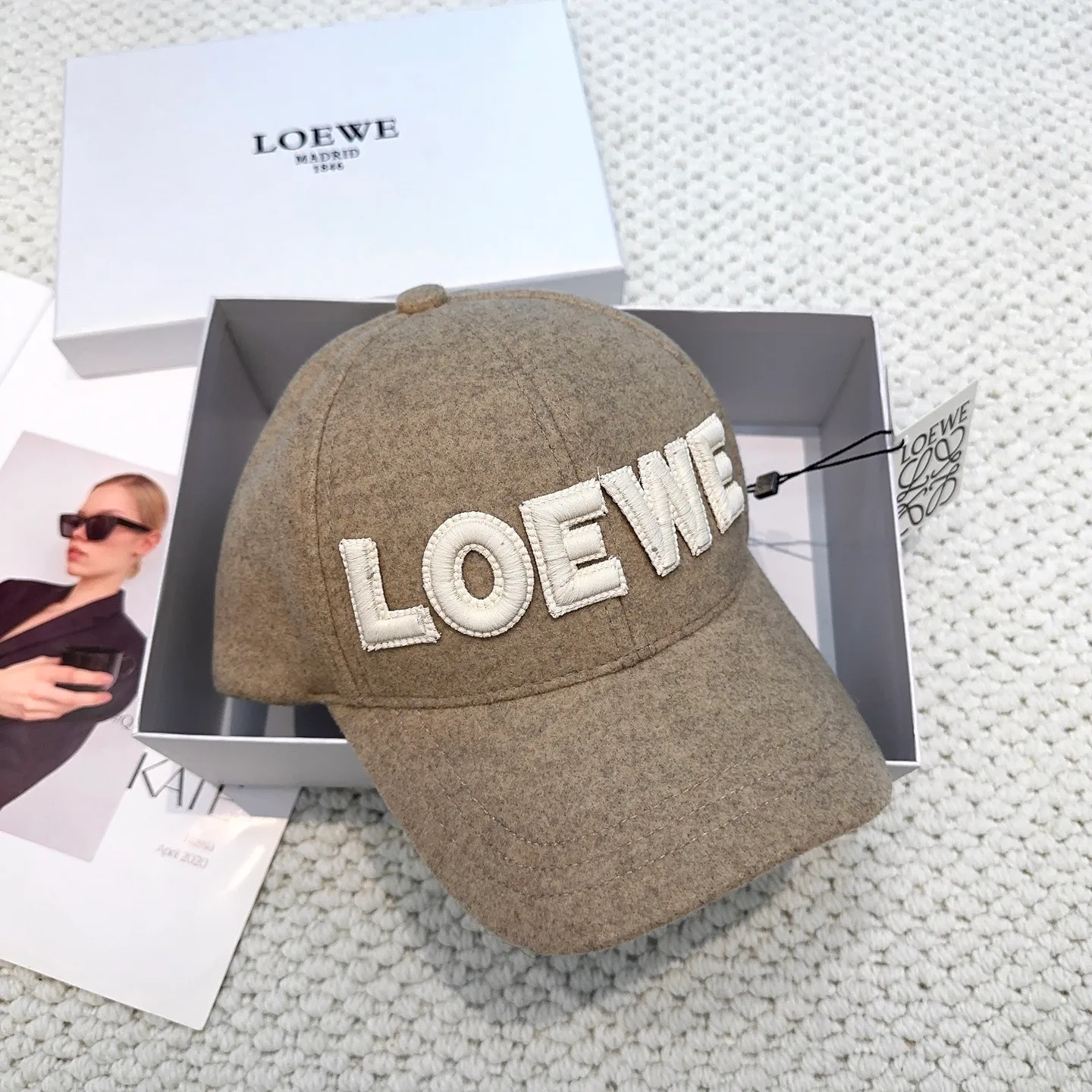 P70 🧢Loewe~New autumn and winter baseball cap🧢, simple embroidered classic logo, super texture👍, exquisite big-name style, a must-have artifact for goddesses, couple style