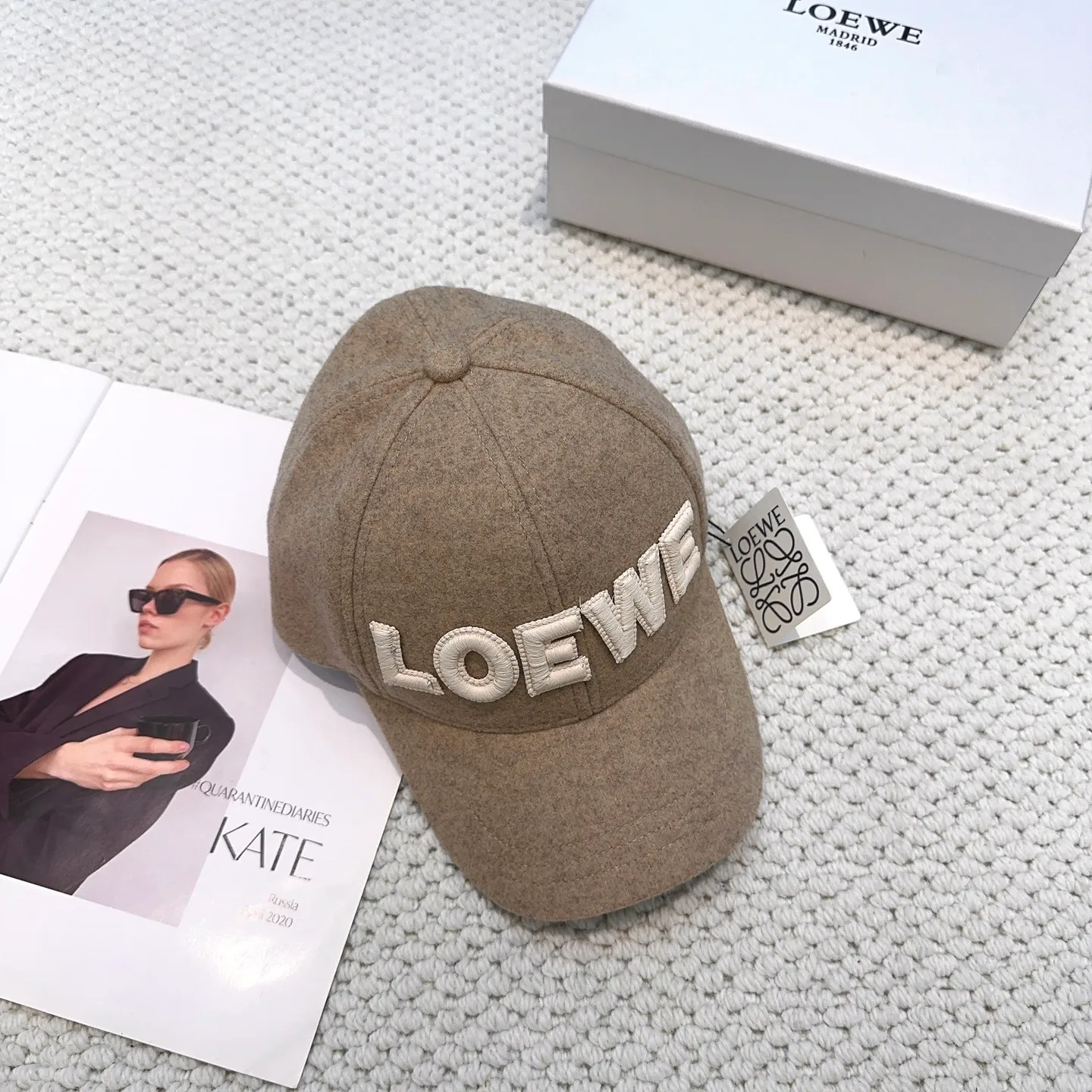 P70 🧢Loewe~New autumn and winter baseball cap🧢, simple embroidered classic logo, super texture👍, exquisite big-name style, a must-have artifact for goddesses, couple style