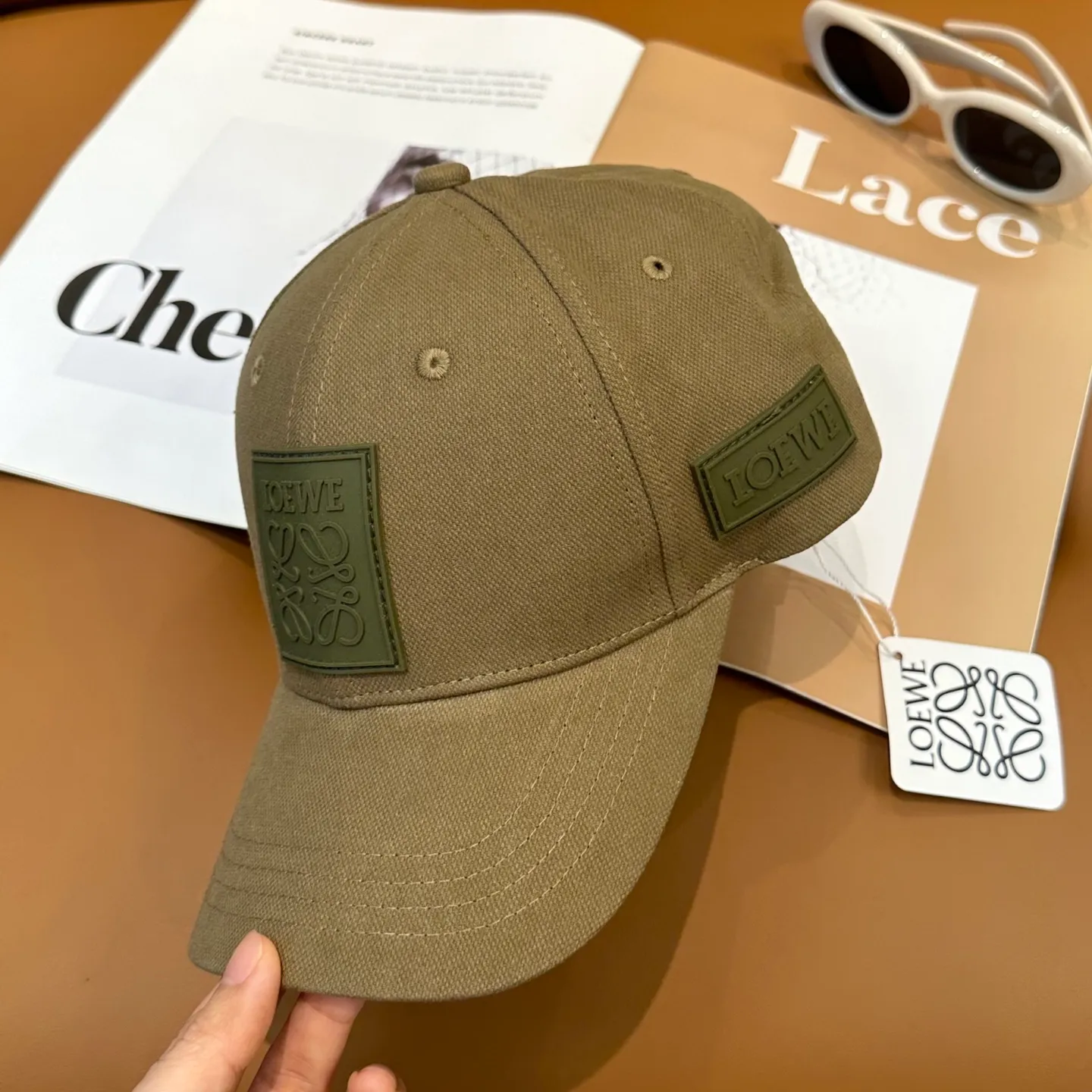 P56 comes with dust bag 👒LOEWE👒LOEWE's new original original design baseball cap🧢Super good texture, standard external line positioning, fine workmanship, simple atmosphere and low price!