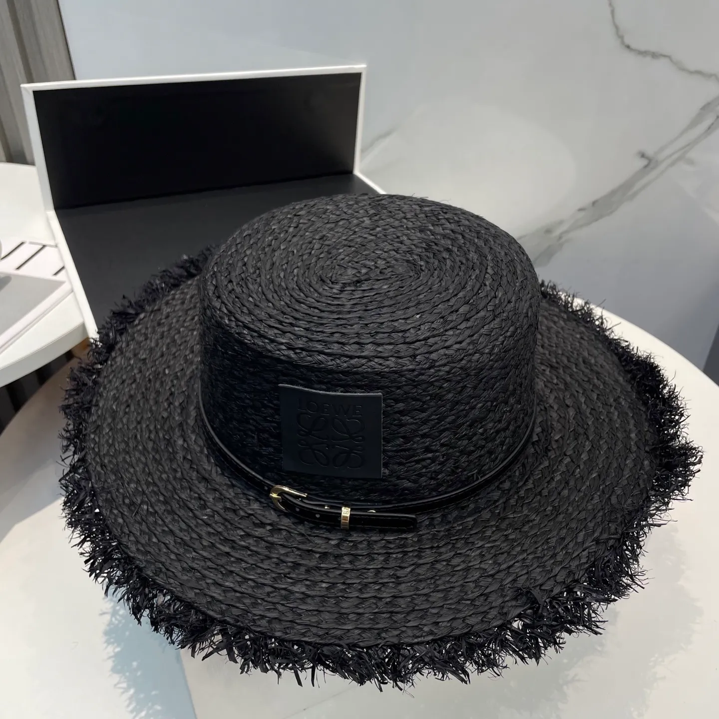 P110 LOEWE’s new product 💗 This hat with a big brim is super nice! ! The thief comes out with Loewe raffia large brim straw hat