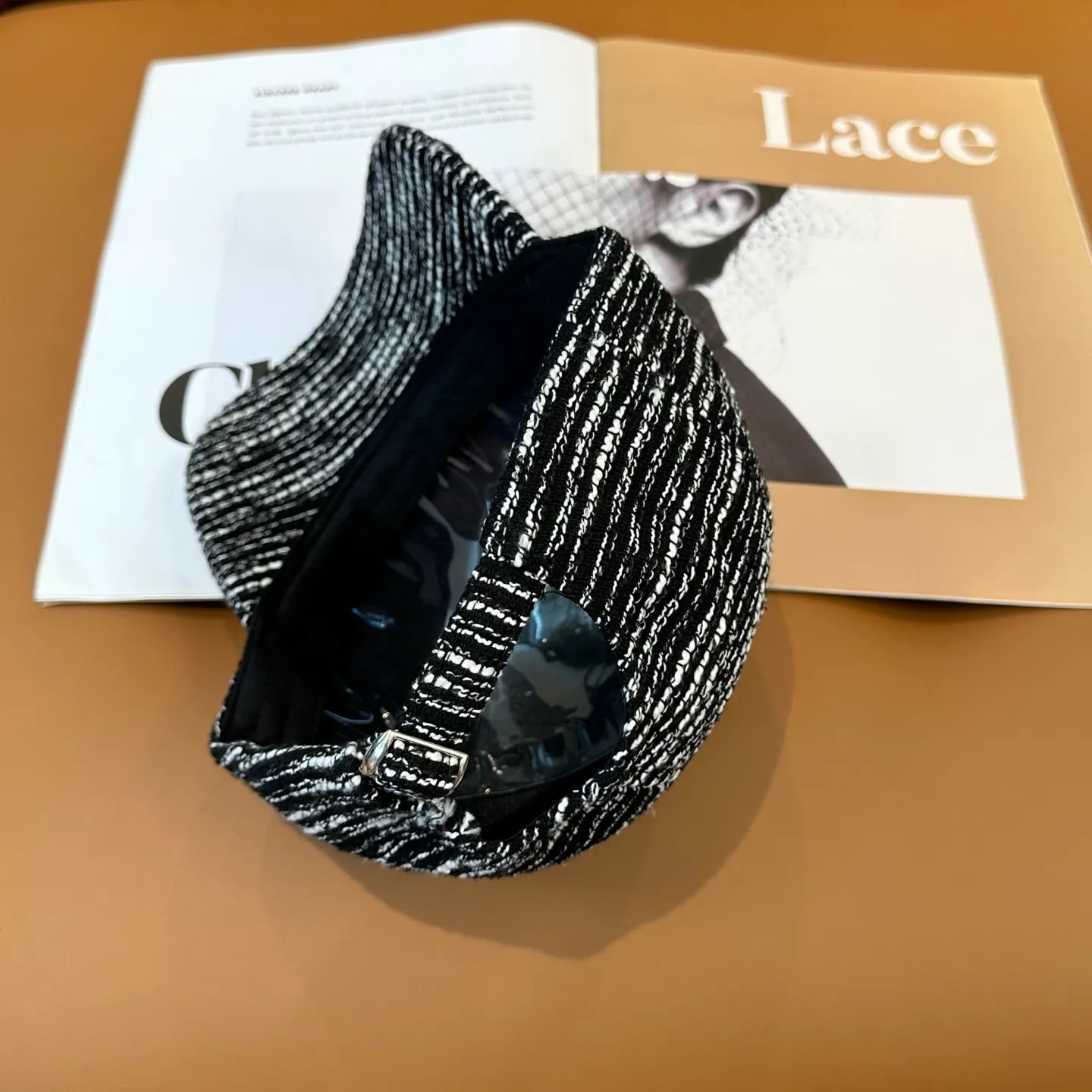 P60 Loewe's new autumn/winter baseball cap is a good-looking, sun-blocking and wind-blocking all-season model. You can wear it with your eyes closed and it won't look out of place! The fit is quite wide and the fabric is very good.