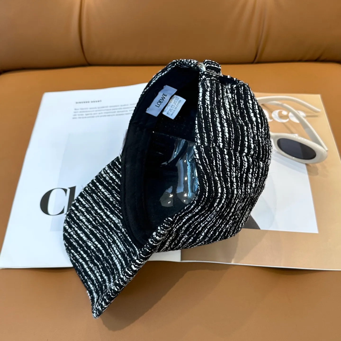 P60 Loewe's new autumn/winter baseball cap is a good-looking, sun-blocking and wind-blocking all-season model. You can wear it with your eyes closed and it won't look out of place! The fit is quite wide and the fabric is very good.