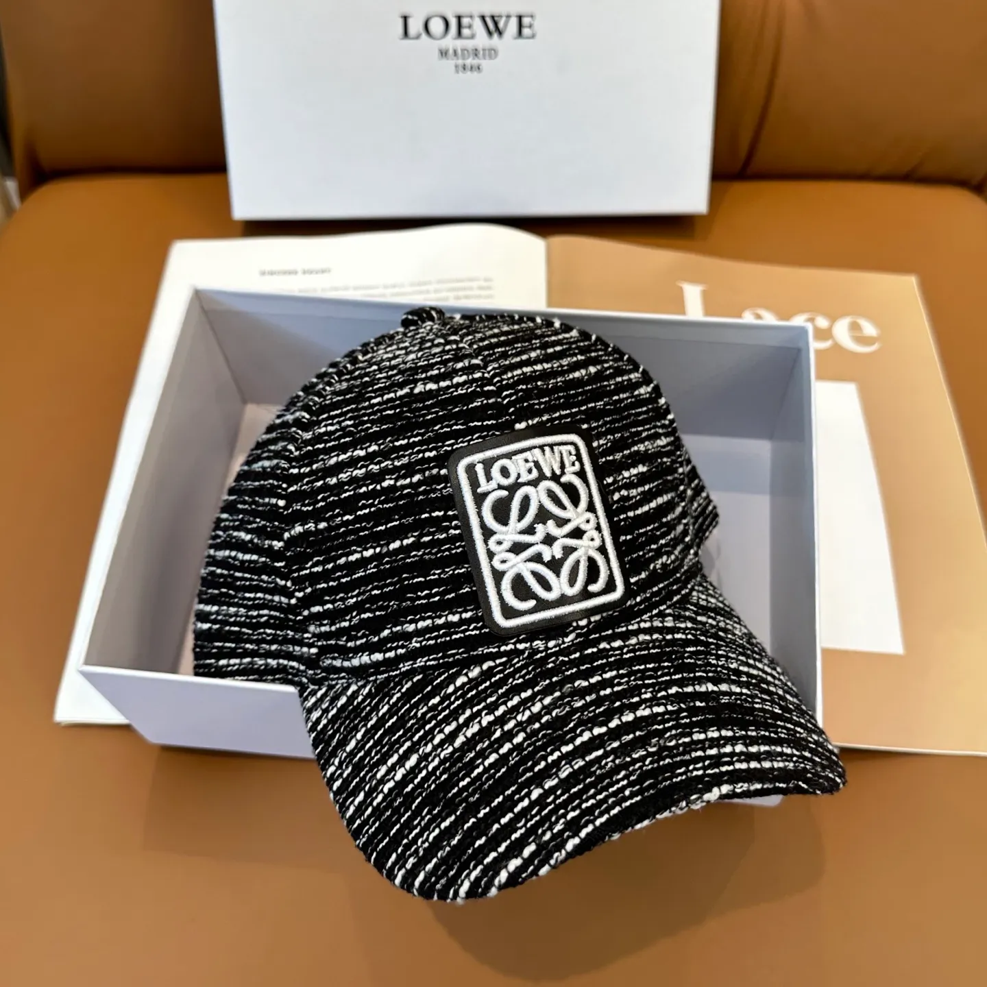 P60 Loewe's new autumn/winter baseball cap is a good-looking, sun-blocking and wind-blocking all-season model. You can wear it with your eyes closed and it won't look out of place! The fit is quite wide and the fabric is very good.