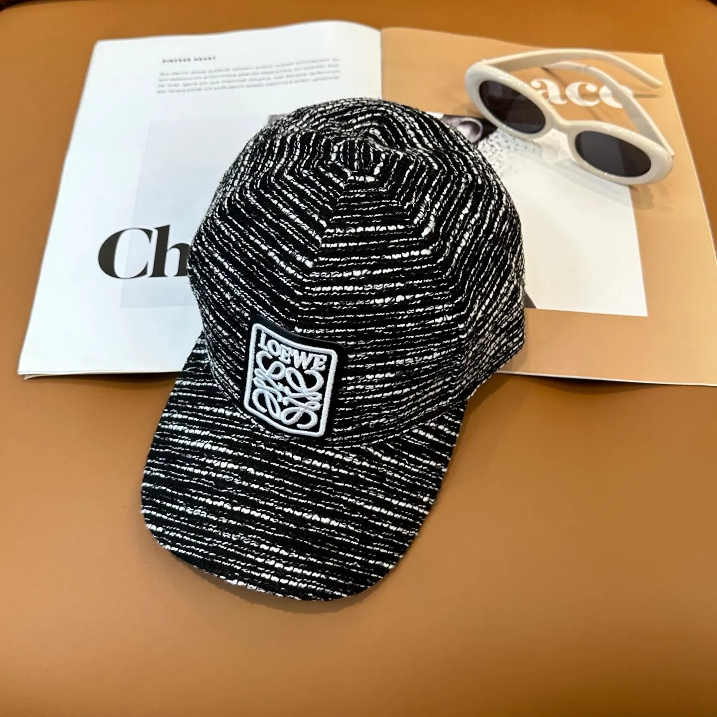P60 Loewe's new autumn/winter baseball cap is a good-looking, sun-blocking and wind-blocking all-season model. You can wear it with your eyes closed and it won't look out of place! The fit is quite wide and the fabric is very good.