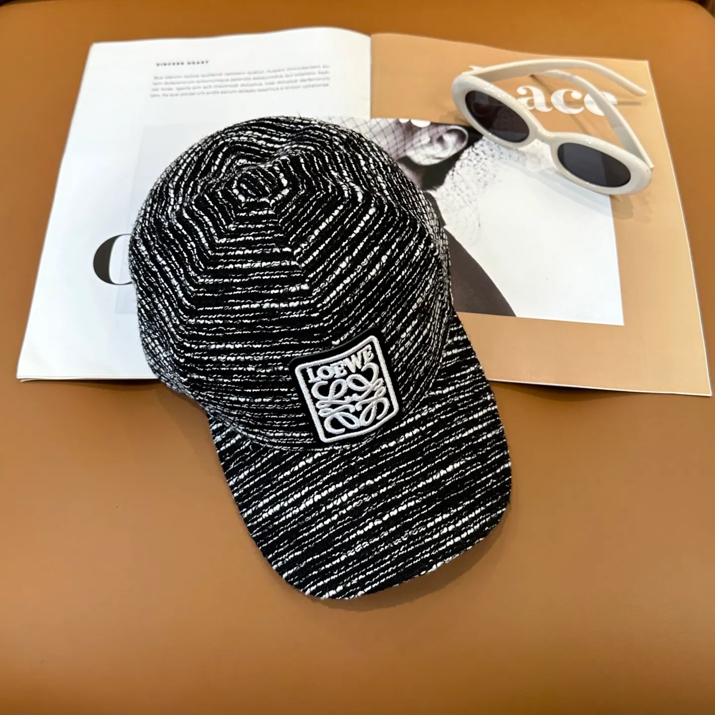 P60 Loewe's new autumn/winter baseball cap is a good-looking, sun-blocking and wind-blocking all-season model. You can wear it with your eyes closed and it won't look out of place! The fit is quite wide and the fabric is very good.