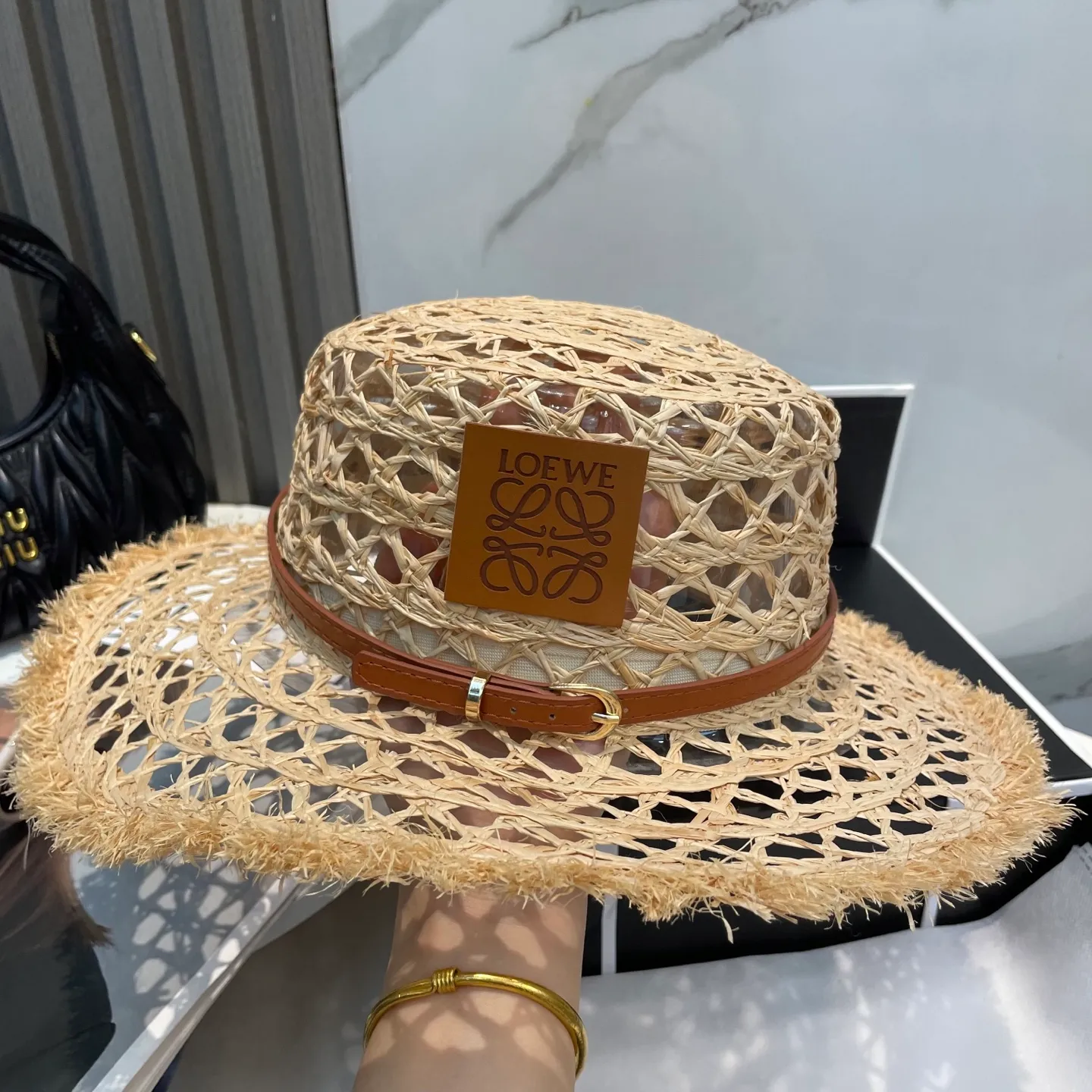 P96 Loewe's new large-brimmed sun protection straw hat is a must-have sun protection item when going out on the street in the hot summer. It is suitable for dating at the beach. It is breathable cotton and can be worn in all seasons.