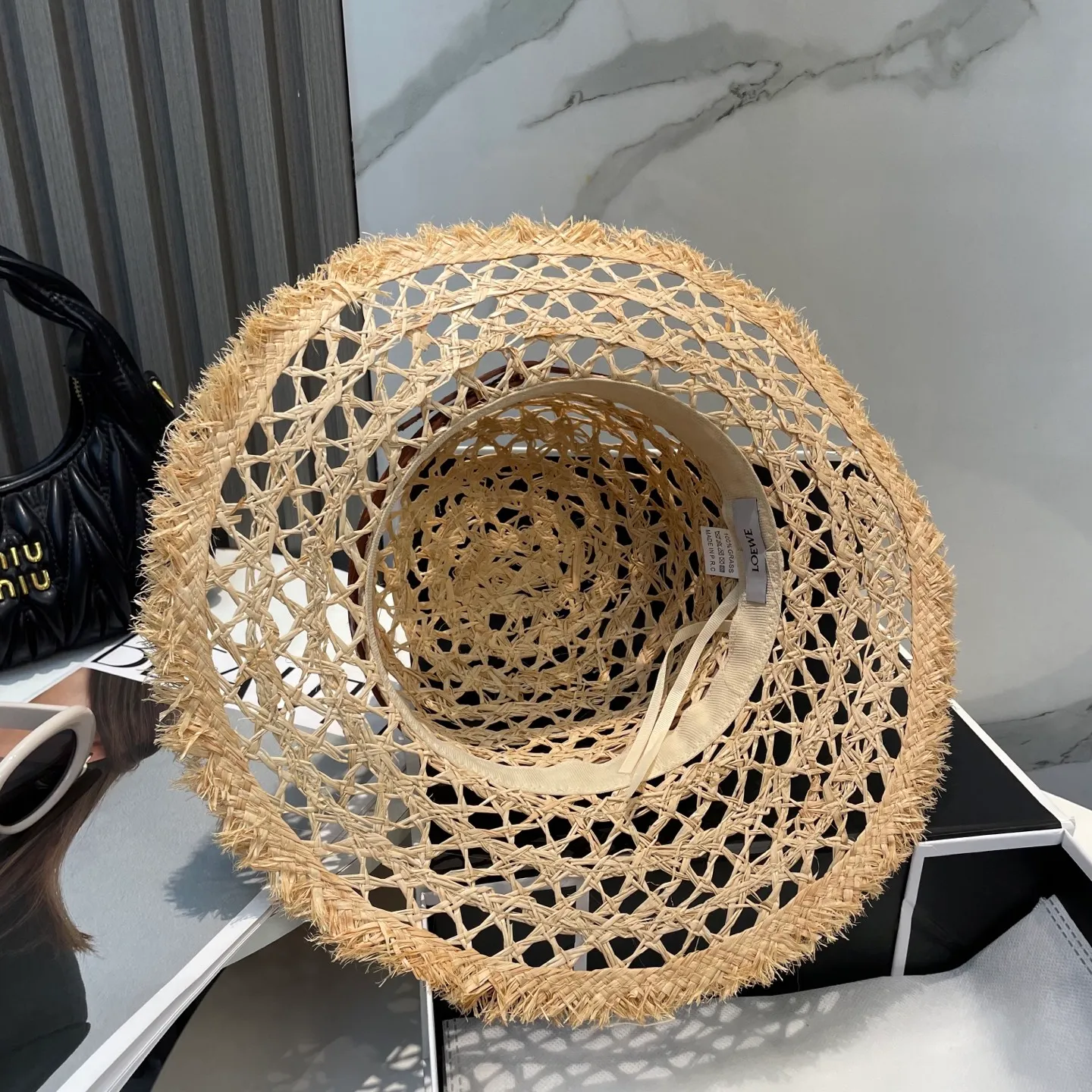 P96 Loewe's new large-brimmed sun protection straw hat is a must-have sun protection item when going out on the street in the hot summer. It is suitable for dating at the beach. It is breathable cotton and can be worn in all seasons.