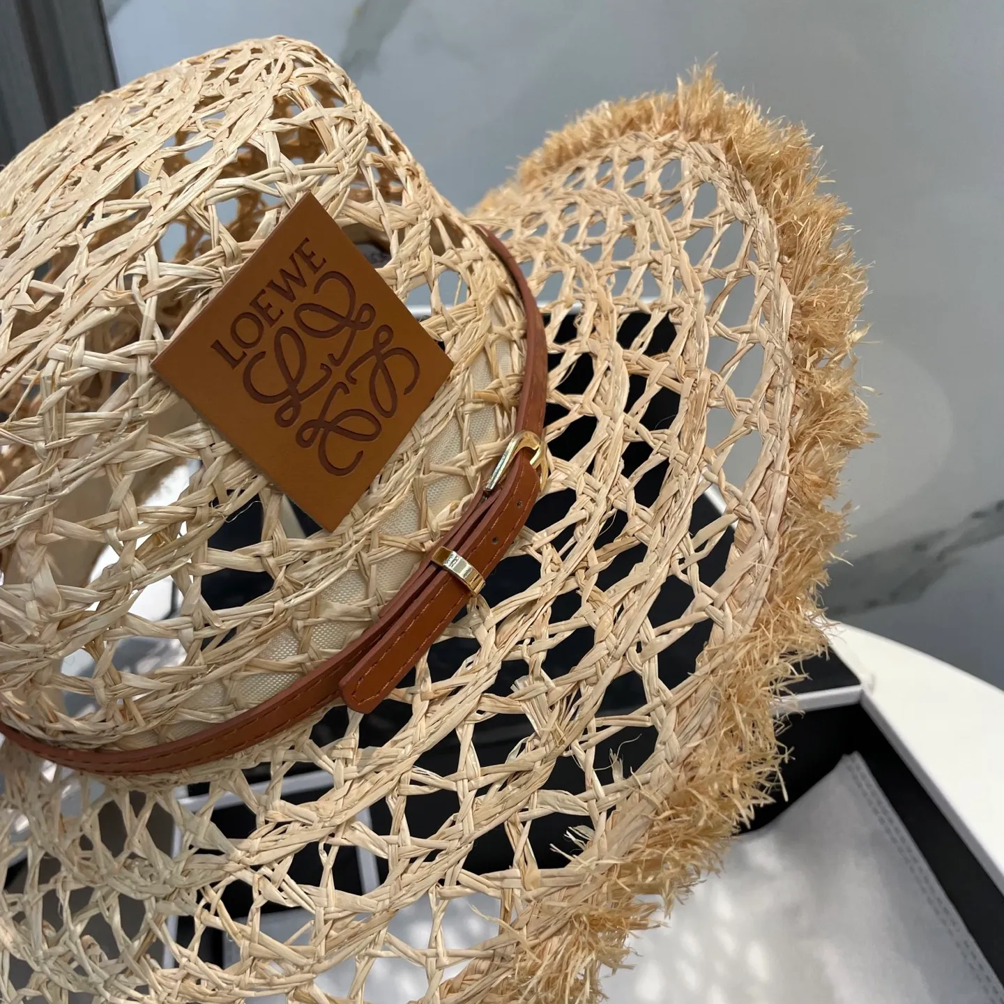 P96 Loewe's new large-brimmed sun protection straw hat is a must-have sun protection item when going out on the street in the hot summer. It is suitable for dating at the beach. It is breathable cotton and can be worn in all seasons.