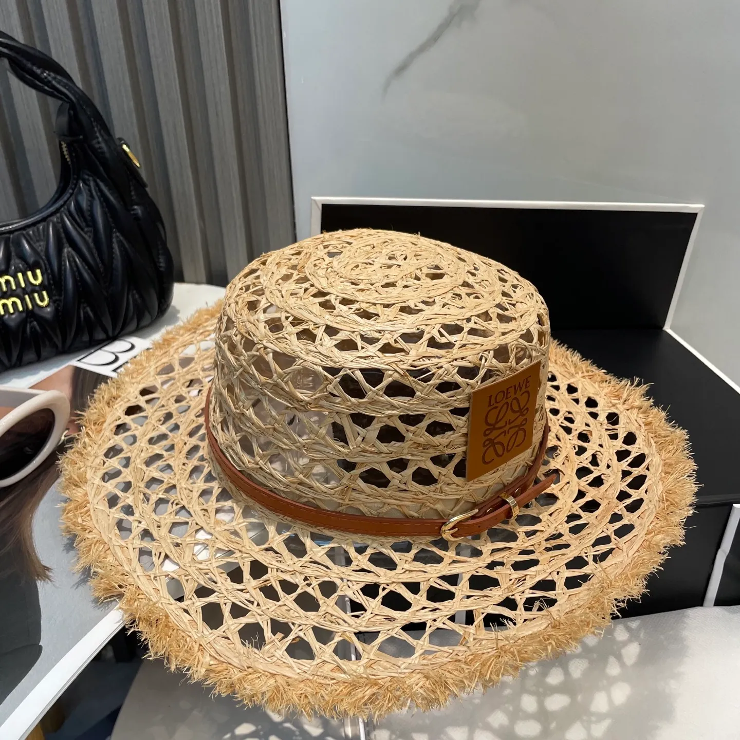 P96 Loewe's new large-brimmed sun protection straw hat is a must-have sun protection item when going out on the street in the hot summer. It is suitable for dating at the beach. It is breathable cotton and can be worn in all seasons.