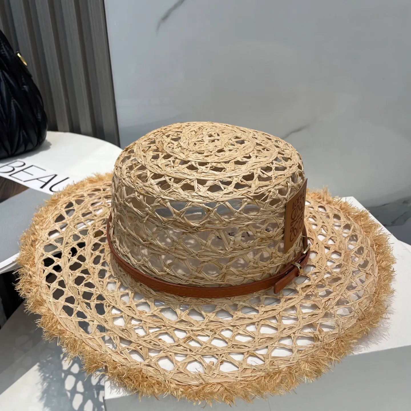 P96 Loewe's new large-brimmed sun protection straw hat is a must-have sun protection item when going out on the street in the hot summer. It is suitable for dating at the beach. It is breathable cotton and can be worn in all seasons.