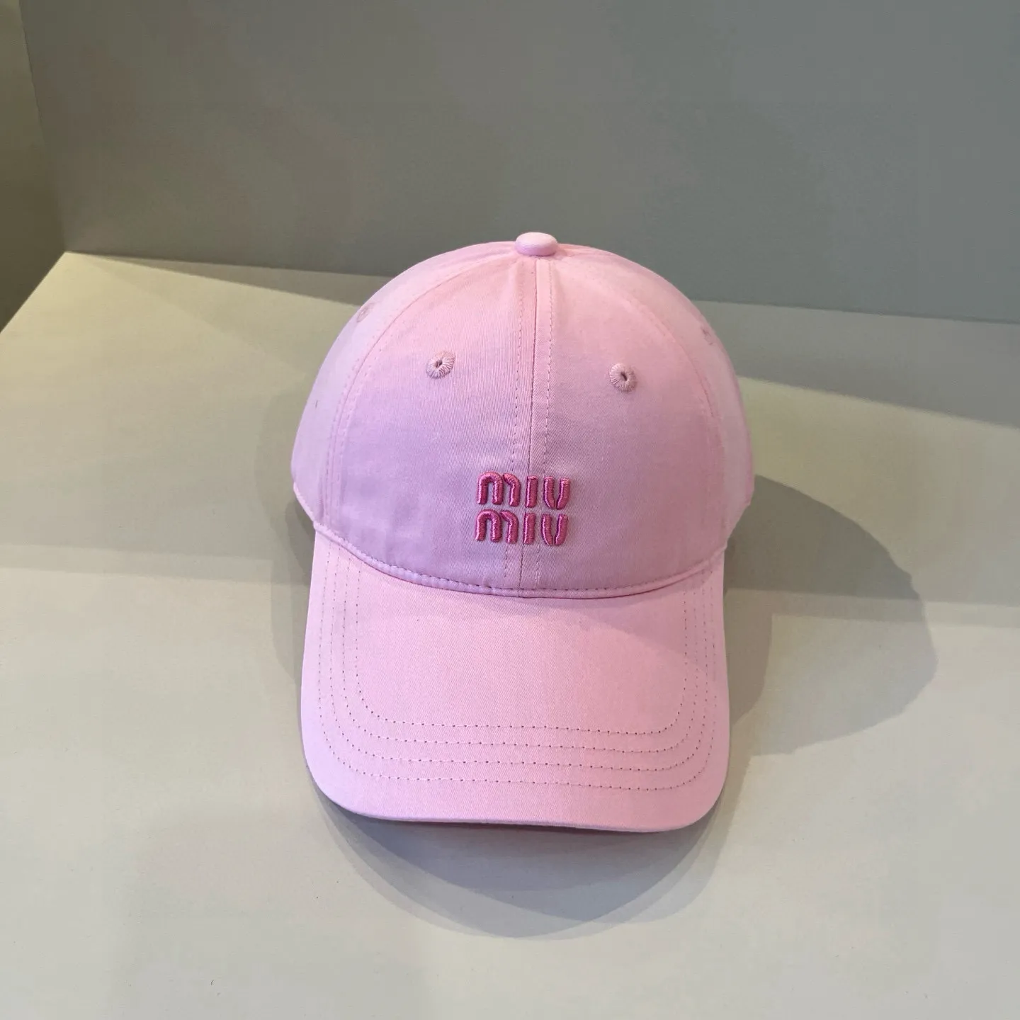 P70 miumiu original spring and summer new baseball cap, authentic mold-making and custom-made, the original workmanship is meticulous and the quality is superb!