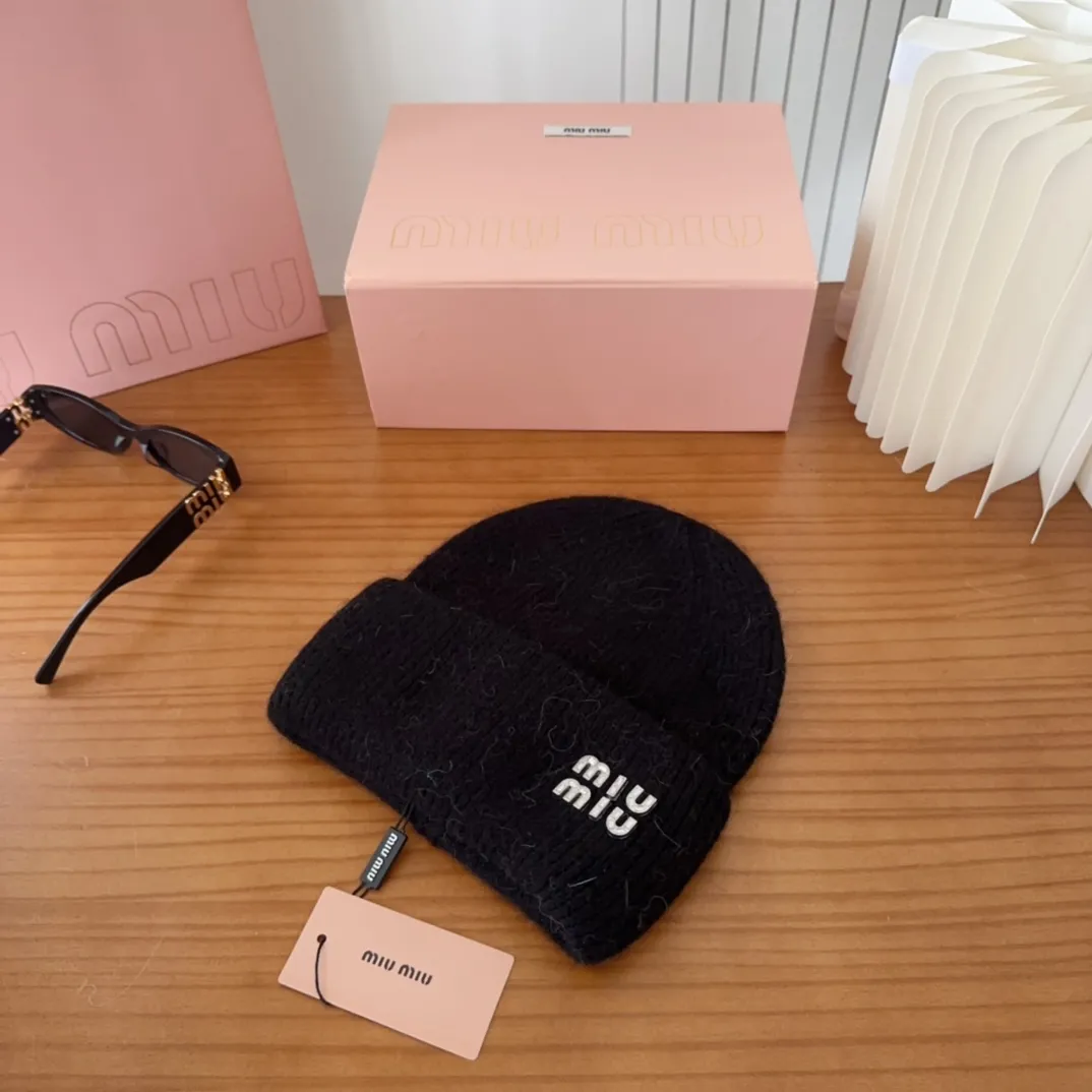 💰56 miumiu🐰Angora rabbit fur autumn and winter woolen hat This high-grade gray dyeing is very difficult to dye! What's more, the material of rabbit fur is like starting from scratch! Highly recommend to everyone. This hat goes well with any type of clothing. It can be both casual and sweet!