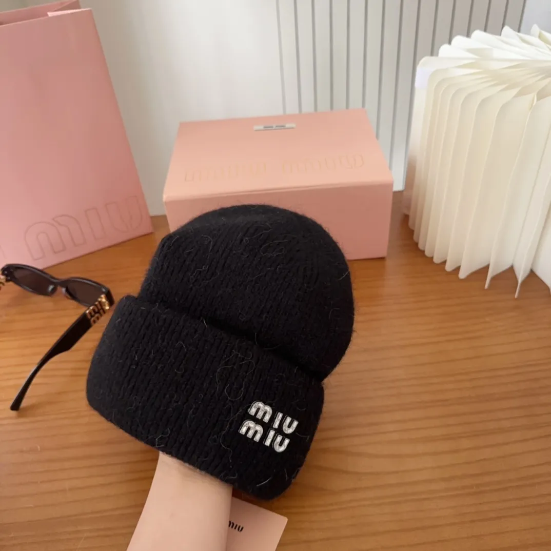 💰56 miumiu🐰Angora rabbit fur autumn and winter woolen hat This high-grade gray dyeing is very difficult to dye! What's more, the material of rabbit fur is like starting from scratch! Highly recommend to everyone. This hat goes well with any type of clothing. It can be both casual and sweet!