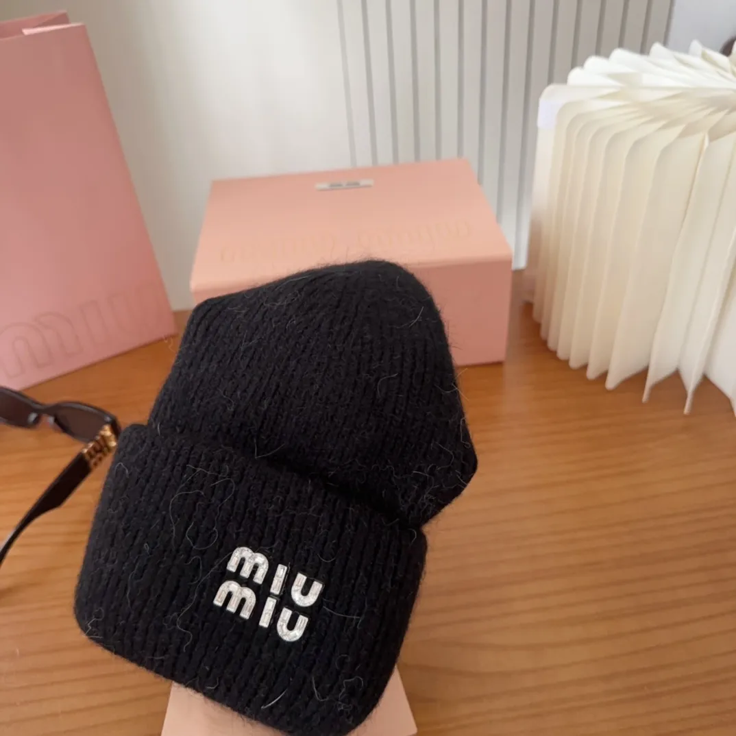 💰56 miumiu🐰Angora rabbit fur autumn and winter woolen hat This high-grade gray dyeing is very difficult to dye! What's more, the material of rabbit fur is like starting from scratch! Highly recommend to everyone. This hat goes well with any type of clothing. It can be both casual and sweet!