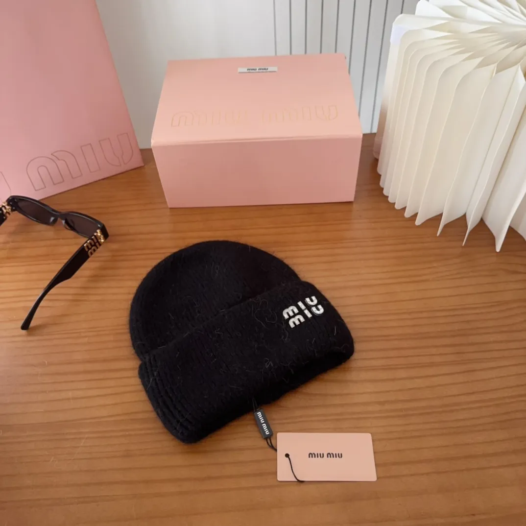 💰56 miumiu🐰Angora rabbit fur autumn and winter woolen hat This high-grade gray dyeing is very difficult to dye! What's more, the material of rabbit fur is like starting from scratch! Highly recommend to everyone. This hat goes well with any type of clothing. It can be both casual and sweet!