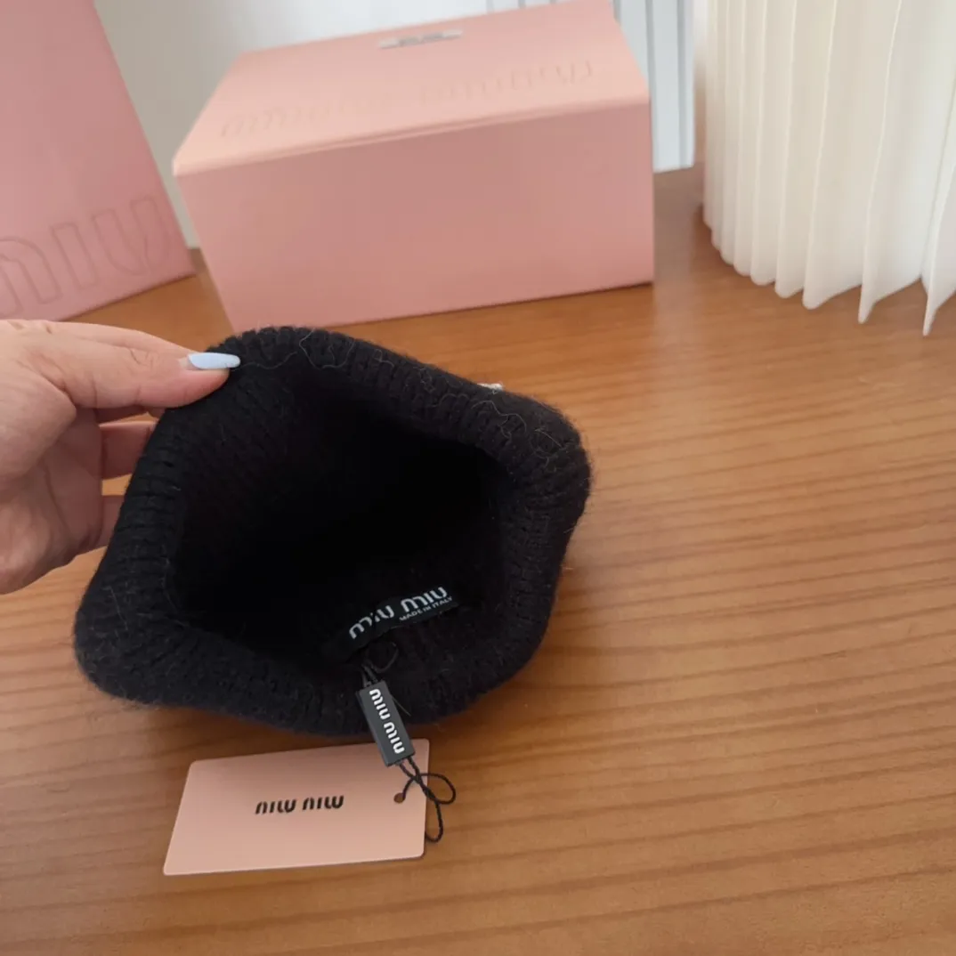 💰56 miumiu🐰Angora rabbit fur autumn and winter woolen hat This high-grade gray dyeing is very difficult to dye! What's more, the material of rabbit fur is like starting from scratch! Highly recommend to everyone. This hat goes well with any type of clothing. It can be both casual and sweet!