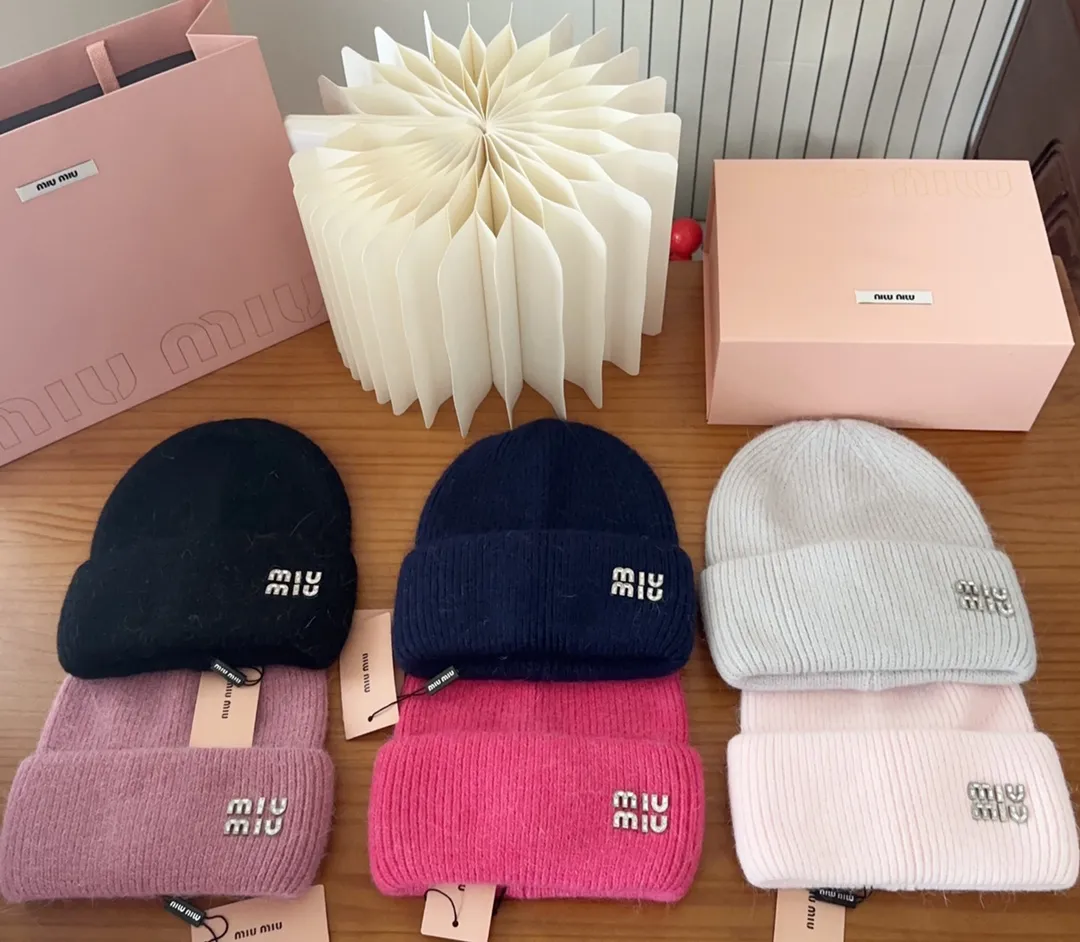 💰56 miumiu🐰Angora rabbit fur autumn and winter woolen hat This high-grade gray dyeing is very difficult to dye! What's more, the material of rabbit fur is like starting from scratch! Highly recommend to everyone. This hat goes well with any type of clothing. It can be both casual and sweet!