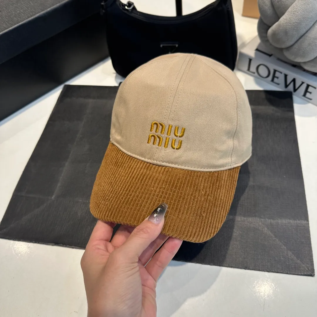 P60 MIU MIU new baseball cap This denim denim baseball cap is decorated with MIUMIU Cruise embroidered micro logo on the side, highlighting the simple brand style and creating a refined, comfortable and charming look.