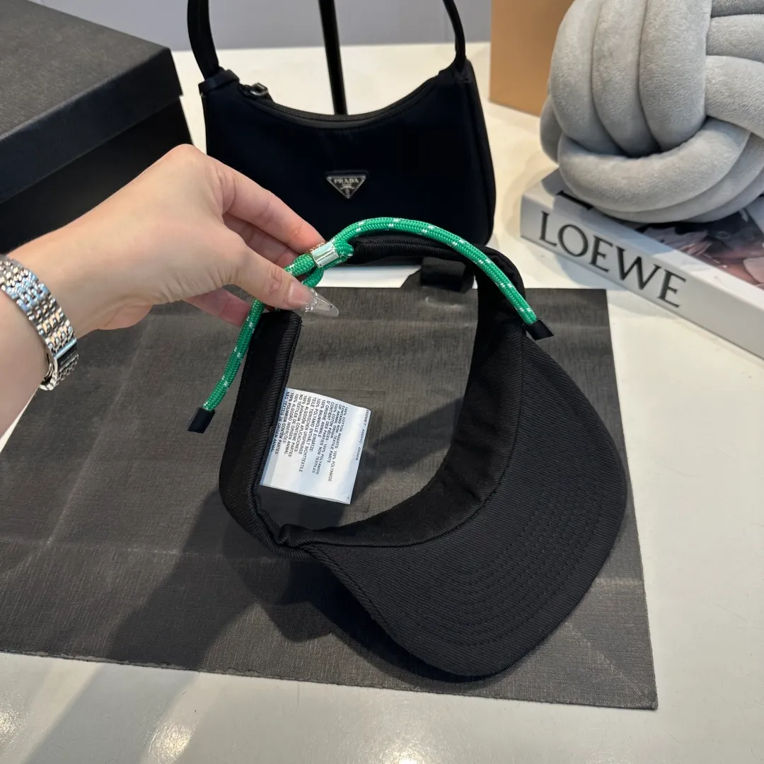 P80 MIUMIU sports and fitness empty top hat made of pure cotton. Whether it is cycling, running, tennis, playing, yoga, or daily outings, it is more outstanding. It can also provide sun protection and shade. It kills two birds with one stone. The product design of a big brand is simple and fashionable!    The material is comfortable and not stuffy🥵It has a very concave shape. Once you put it on, you will instantly lift your head🆙 It has classic colors🖤🤍. Colors can increase the sense of vitality💖