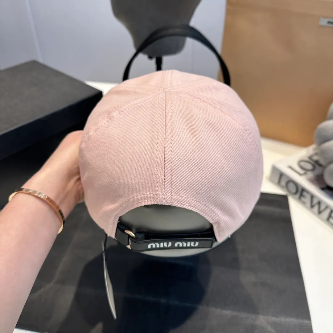 P80 synchronized with Miumiu counters. Colorful drawstring baseball cap. Miumiu new baseball cap. Popular style at the moment. Full of street style. Trendy and versatile. Xiaohongshuzhongcao. Get your boyfriend and be cool together. Highly recommended to everyone. Head circumference 55-58cm. Size can be adjusted.