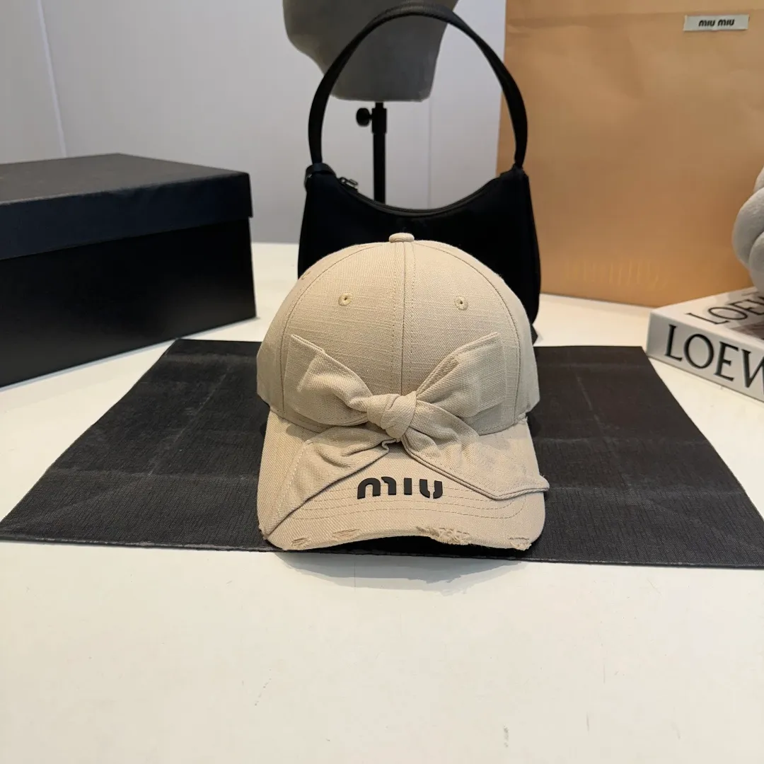 P56 MIUMIU～25 Spring Butterfly New Baseball Cap This hat is so beautiful! The hole design adds a bit of casualness and uninhibitedness, allowing you to easily wear it with casual wear or sportswear.