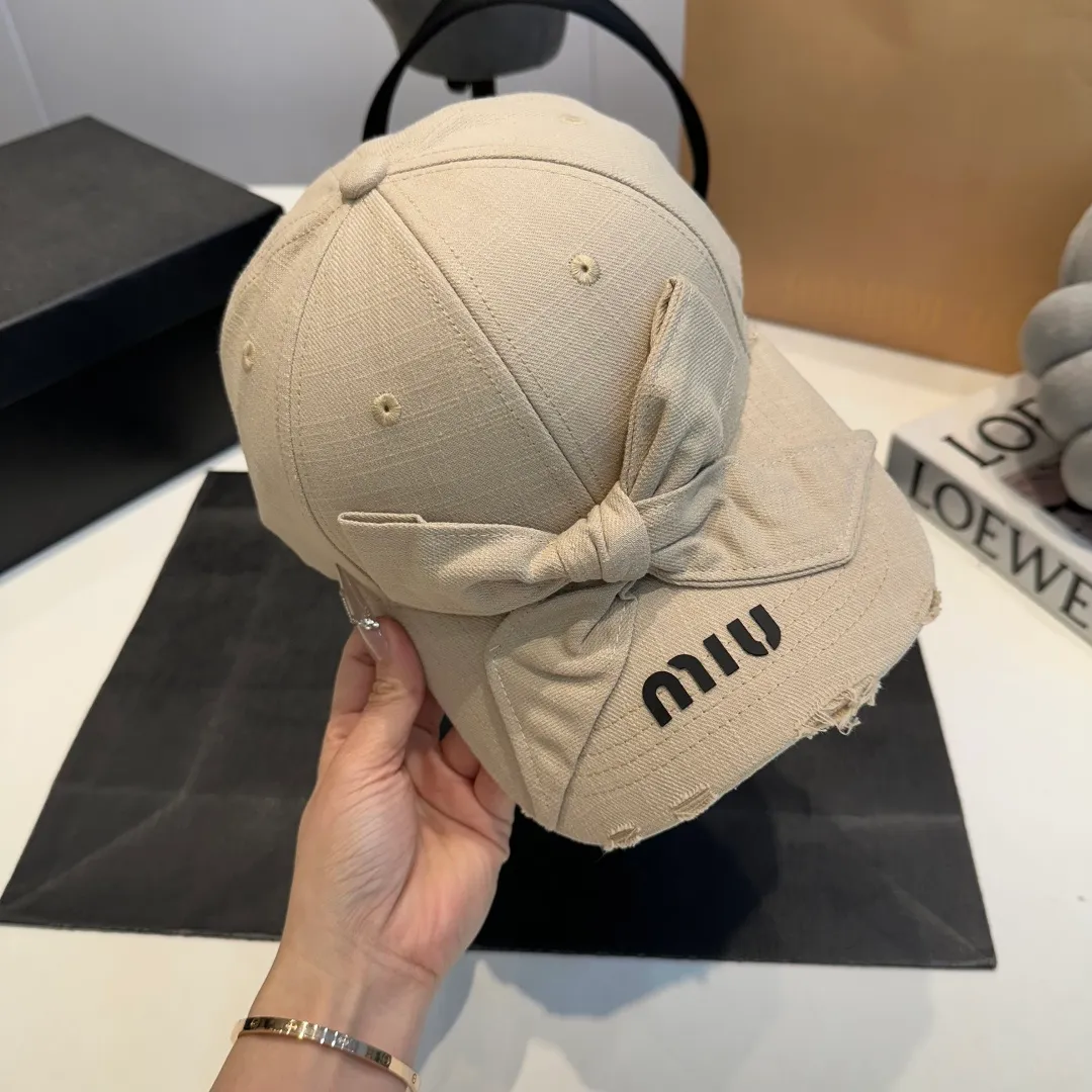 P56 MIUMIU～25 Spring Butterfly New Baseball Cap This hat is so beautiful! The hole design adds a bit of casualness and uninhibitedness, allowing you to easily wear it with casual wear or sportswear.