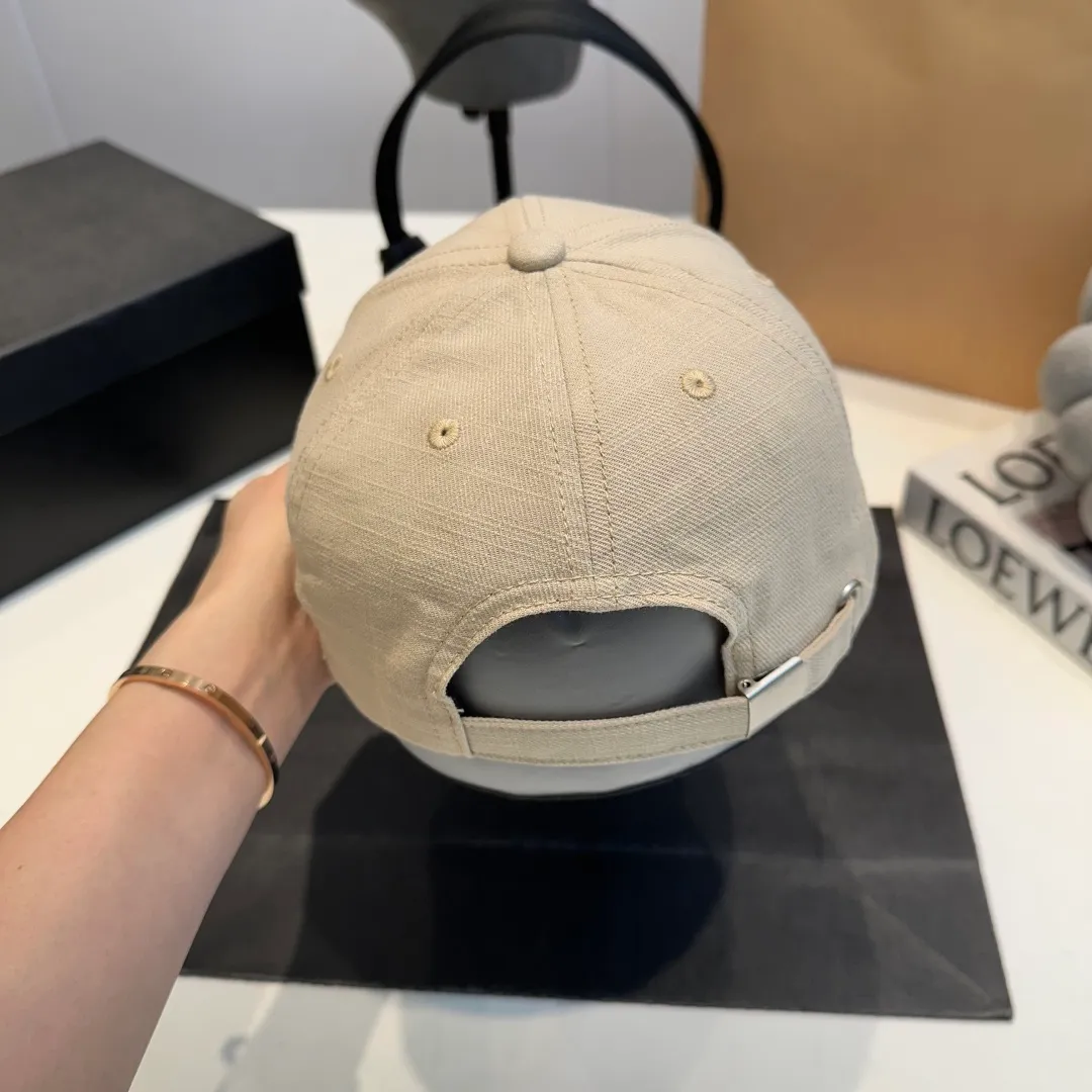 P56 MIUMIU～25 Spring Butterfly New Baseball Cap This hat is so beautiful! The hole design adds a bit of casualness and uninhibitedness, allowing you to easily wear it with casual wear or sportswear.