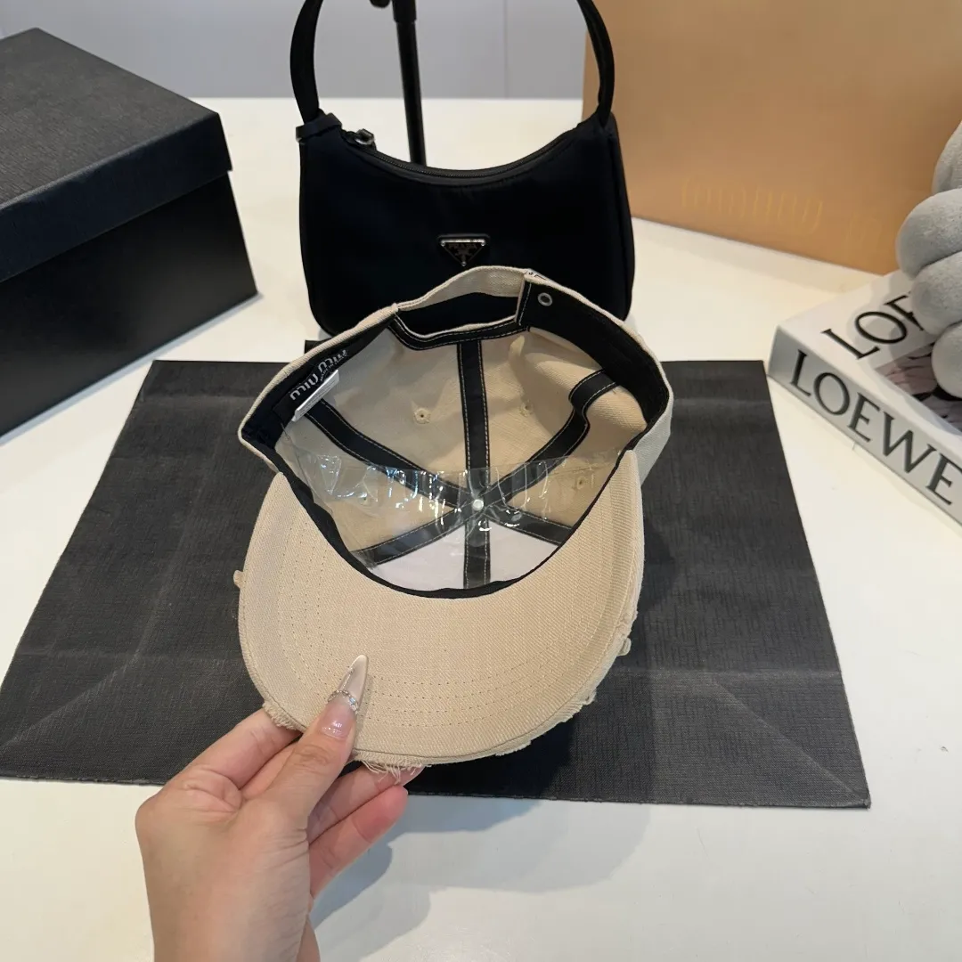 P56 MIUMIU～25 Spring Butterfly New Baseball Cap This hat is so beautiful! The hole design adds a bit of casualness and uninhibitedness, allowing you to easily wear it with casual wear or sportswear.
