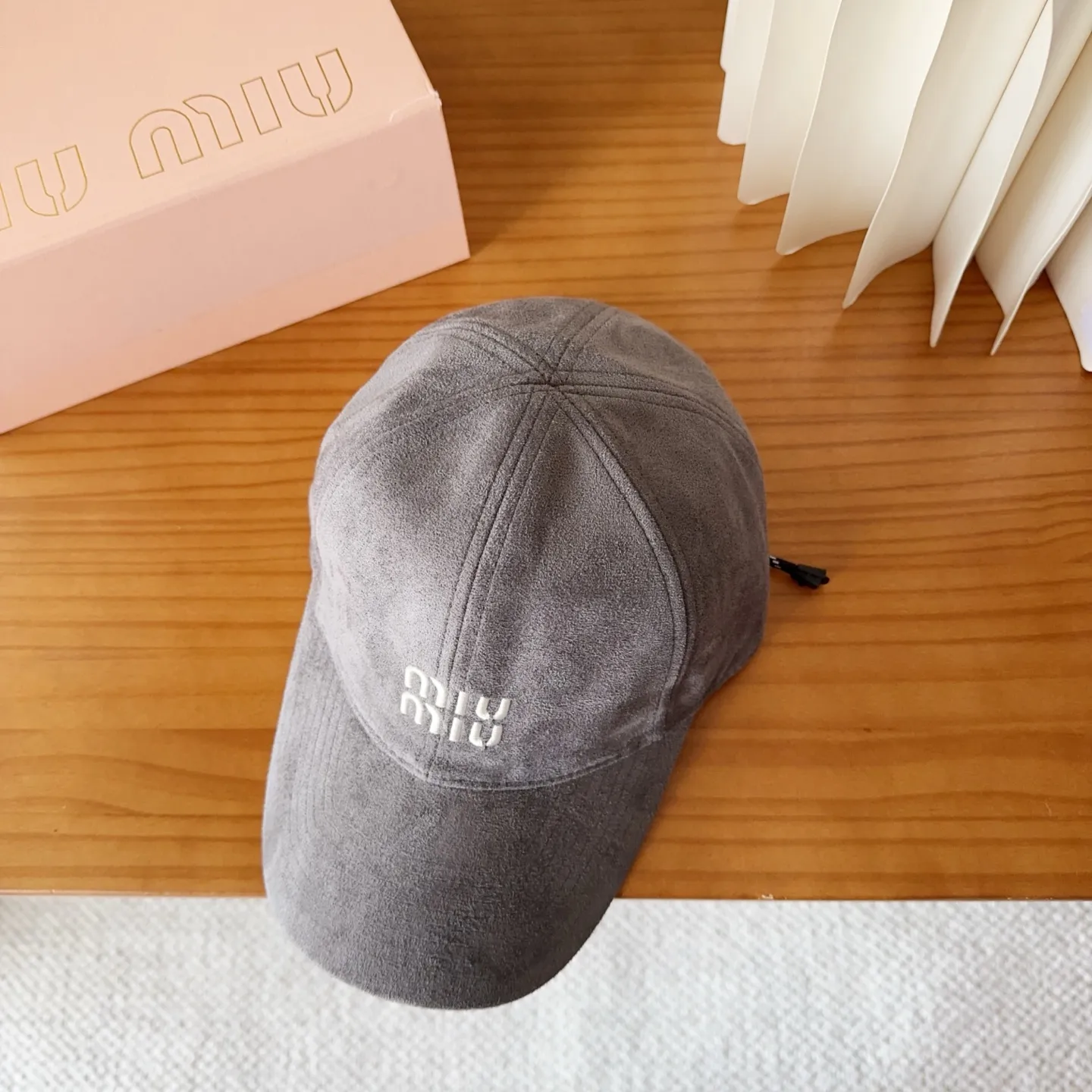 💰60 miumiu new corduroy baseball cap for autumn and winter. The original order is authentic and made to order. The original workmanship is meticulous and the quality is superb!