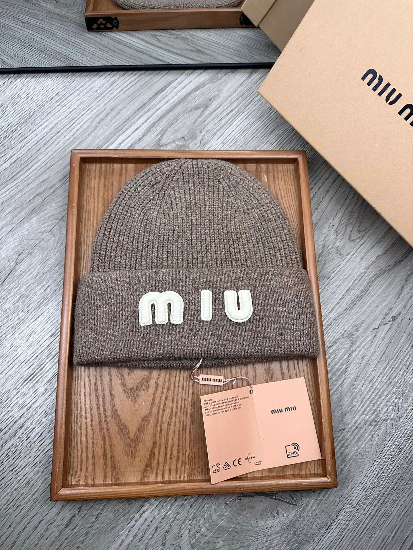 🌹¥100. miumiu. [Wool single hat] Small wool provided by customer! A precious collection of soul hats! Colored yarn supplied by customers. Every color is very beautiful! classic! Soft to the touch. 70% wool ➕ 30% rabbit fur. A combed lamb can only produce 30-40g of wool. Such a hat requires three or four lambs. Don't compare it with ordinary hats on the market. Is the yarn supplied by the customer good? The market products are incomparable! The materials are top-notch and luxurious. This is the charm of the product. It is easy to get in and out of the counter. If you come to the mixed counter, you will definitely buy it. I love the plain color and every color. And it is durable! It can be worn by men, women and children! When you see the real thing, you can beautify it ~