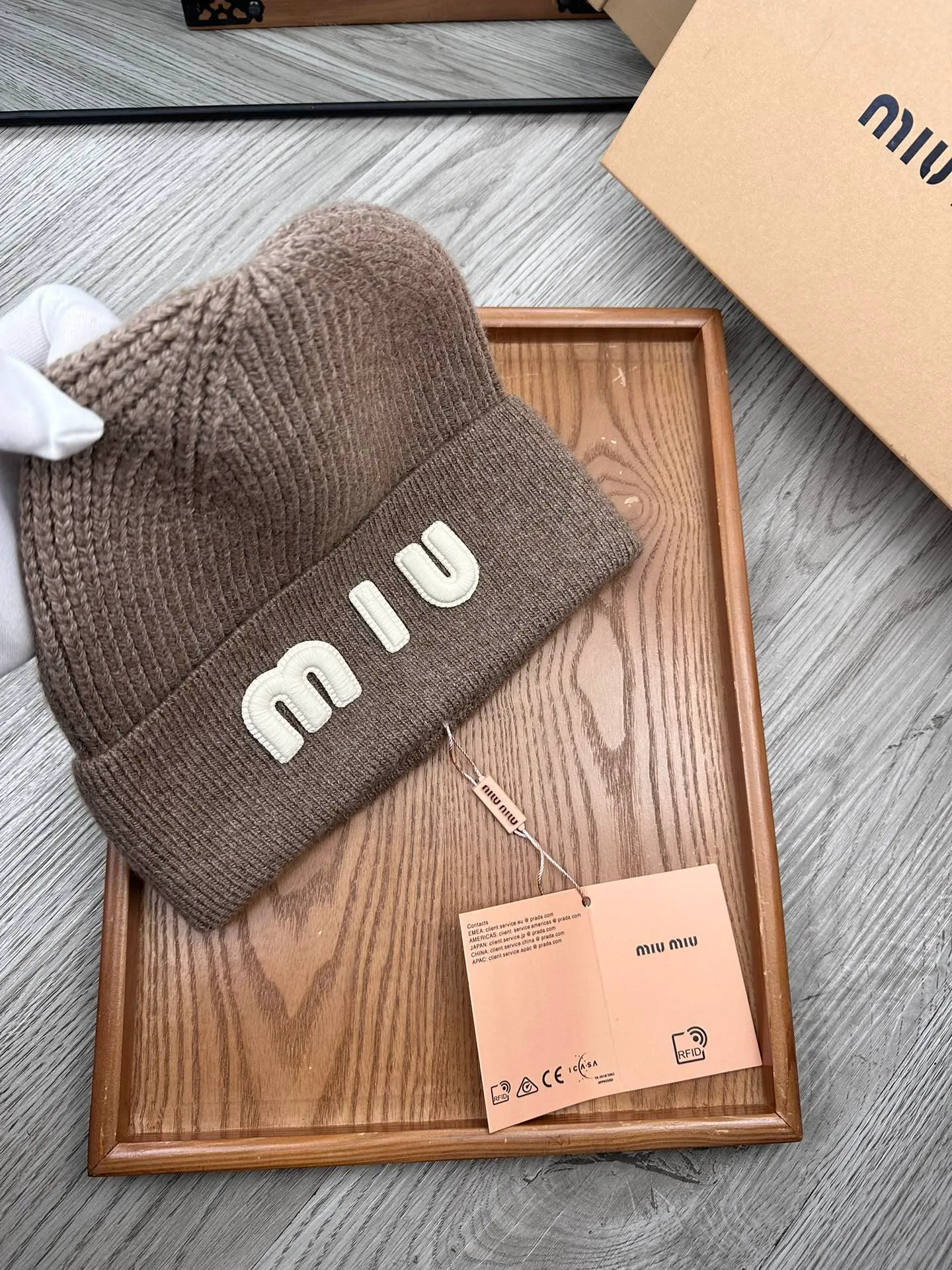🌹¥100. miumiu. [Wool single hat] Small wool provided by customer! A precious collection of soul hats! Colored yarn supplied by customers. Every color is very beautiful! classic! Soft to the touch. 70% wool ➕ 30% rabbit fur. A combed lamb can only produce 30-40g of wool. Such a hat requires three or four lambs. Don't compare it with ordinary hats on the market. Is the yarn supplied by the customer good? The market products are incomparable! The materials are top-notch and luxurious. This is the charm of the product. It is easy to get in and out of the counter. If you come to the mixed counter, you will definitely buy it. I love the plain color and every color. And it is durable! It can be worn by men, women and children! When you see the real thing, you can beautify it ~