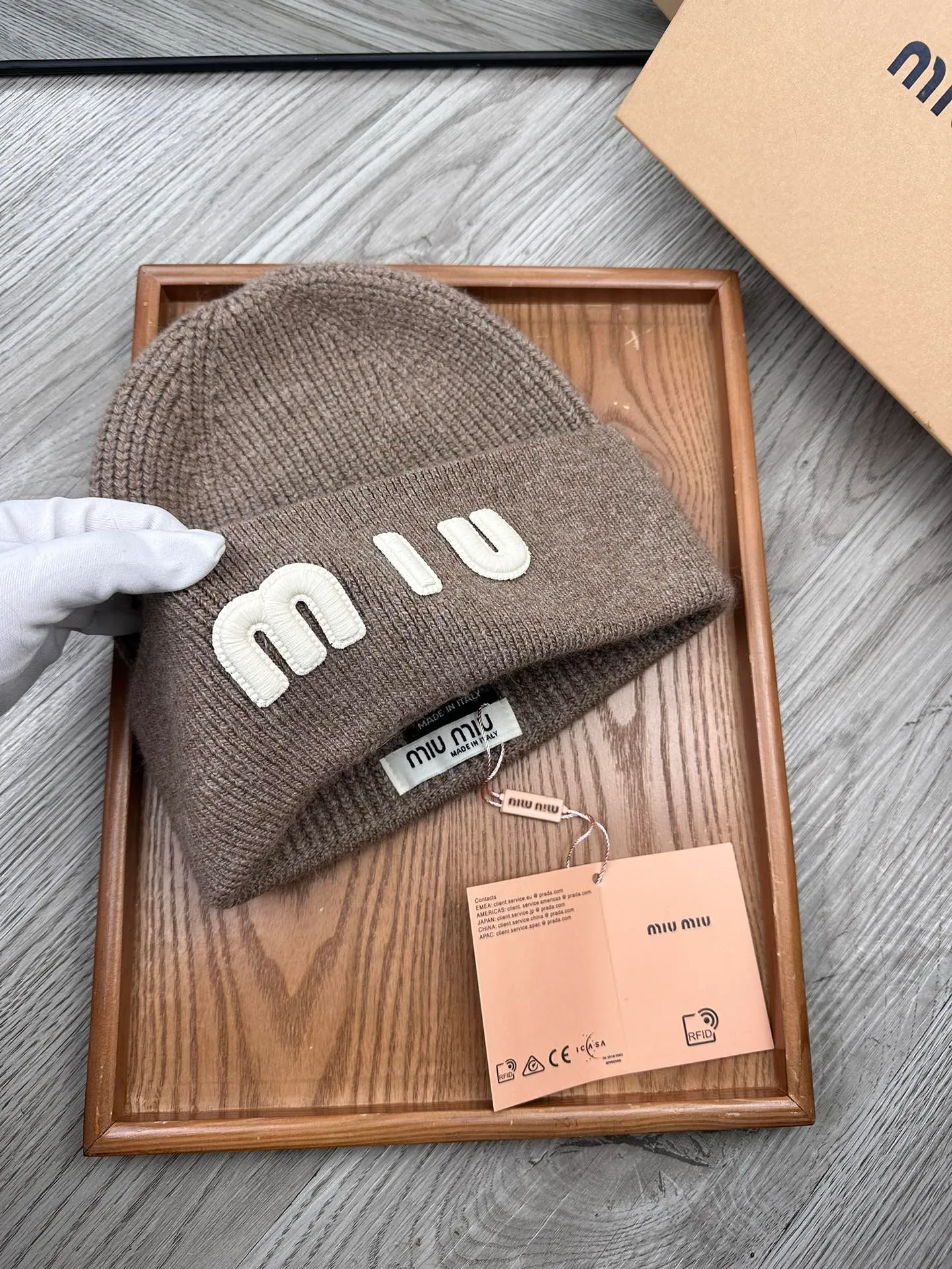 🌹¥100. miumiu. [Wool single hat] Small wool provided by customer! A precious collection of soul hats! Colored yarn supplied by customers. Every color is very beautiful! classic! Soft to the touch. 70% wool ➕ 30% rabbit fur. A combed lamb can only produce 30-40g of wool. Such a hat requires three or four lambs. Don't compare it with ordinary hats on the market. Is the yarn supplied by the customer good? The market products are incomparable! The materials are top-notch and luxurious. This is the charm of the product. It is easy to get in and out of the counter. If you come to the mixed counter, you will definitely buy it. I love the plain color and every color. And it is durable! It can be worn by men, women and children! When you see the real thing, you can beautify it ~