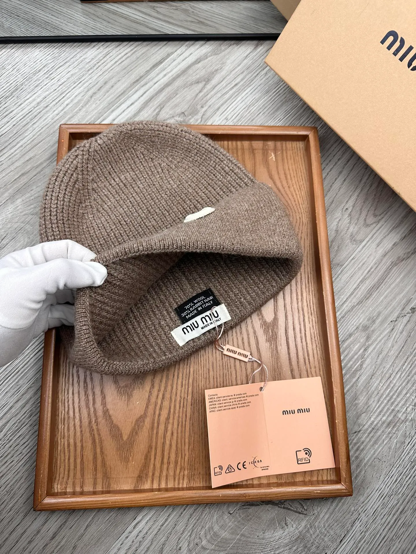 🌹¥100. miumiu. [Wool single hat] Small wool provided by customer! A precious collection of soul hats! Colored yarn supplied by customers. Every color is very beautiful! classic! Soft to the touch. 70% wool ➕ 30% rabbit fur. A combed lamb can only produce 30-40g of wool. Such a hat requires three or four lambs. Don't compare it with ordinary hats on the market. Is the yarn supplied by the customer good? The market products are incomparable! The materials are top-notch and luxurious. This is the charm of the product. It is easy to get in and out of the counter. If you come to the mixed counter, you will definitely buy it. I love the plain color and every color. And it is durable! It can be worn by men, women and children! When you see the real thing, you can beautify it ~