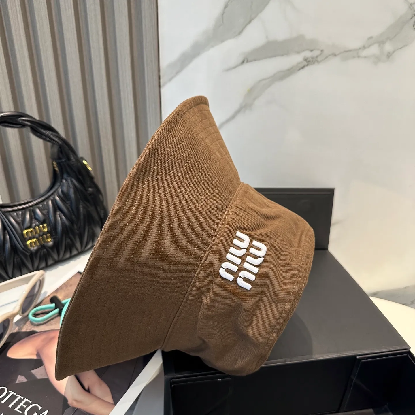 P64 MiuMiu Miu Miu's new fisherman hat | Large brim ~ Increased sun protection range, quality details are in place ~ Hats have always been an inseparable item in daily matching. The fisherman hat will never go out of style. This Miu family has always been loved by everyone. It is casual, versatile, sun-protective and comfortable. It feels very soft but does not affect its shape at all. ​