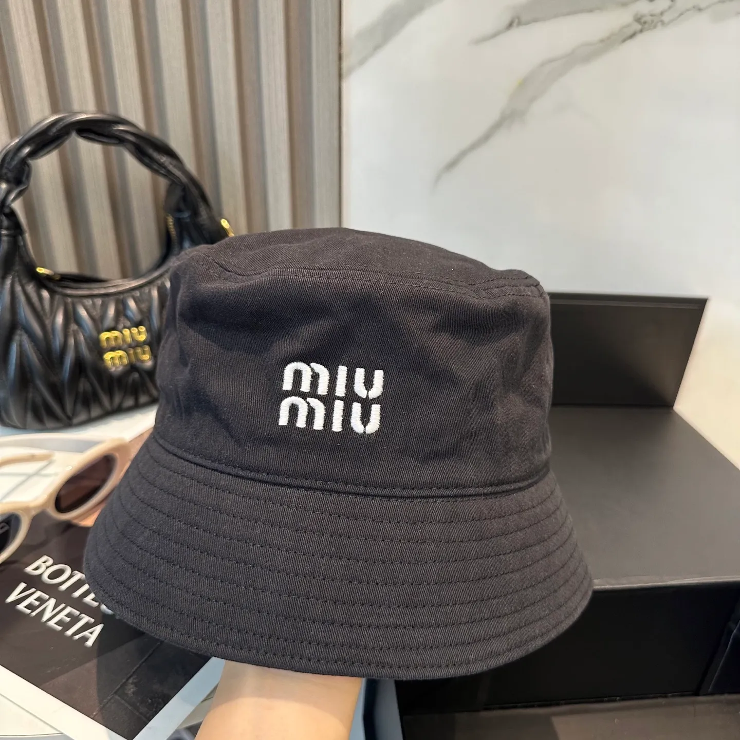 P74💛 Comes with dust bag. [Miumiu Miu Miu] New order style embroidered fisherman hat🧢Big brand style is super easy to match, hurry up and get it!