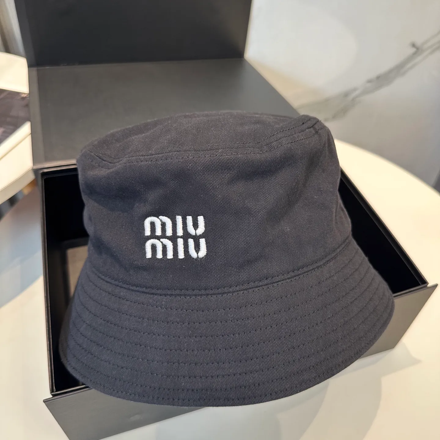 P74💛 Comes with dust bag. [Miumiu Miu Miu] New order style embroidered fisherman hat🧢Big brand style is super easy to match, hurry up and get it!