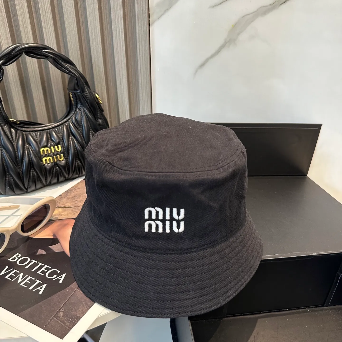 P74💛 Comes with dust bag. [Miumiu Miu Miu] New order style embroidered fisherman hat🧢Big brand style is super easy to match, hurry up and get it!