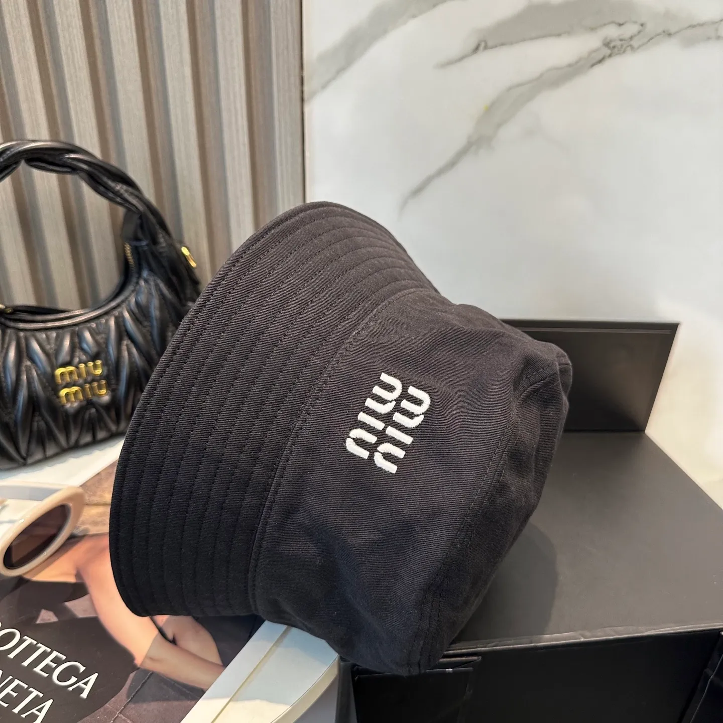 P74💛 Comes with dust bag. [Miumiu Miu Miu] New order style embroidered fisherman hat🧢Big brand style is super easy to match, hurry up and get it!