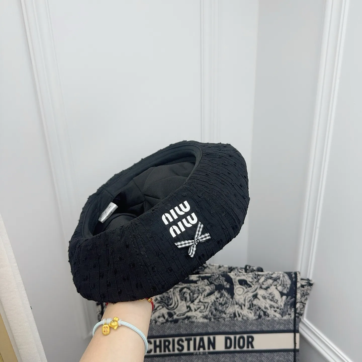 miumiu’s new beret 🤍🖤 Simple and sweet, a must-have in early autumn