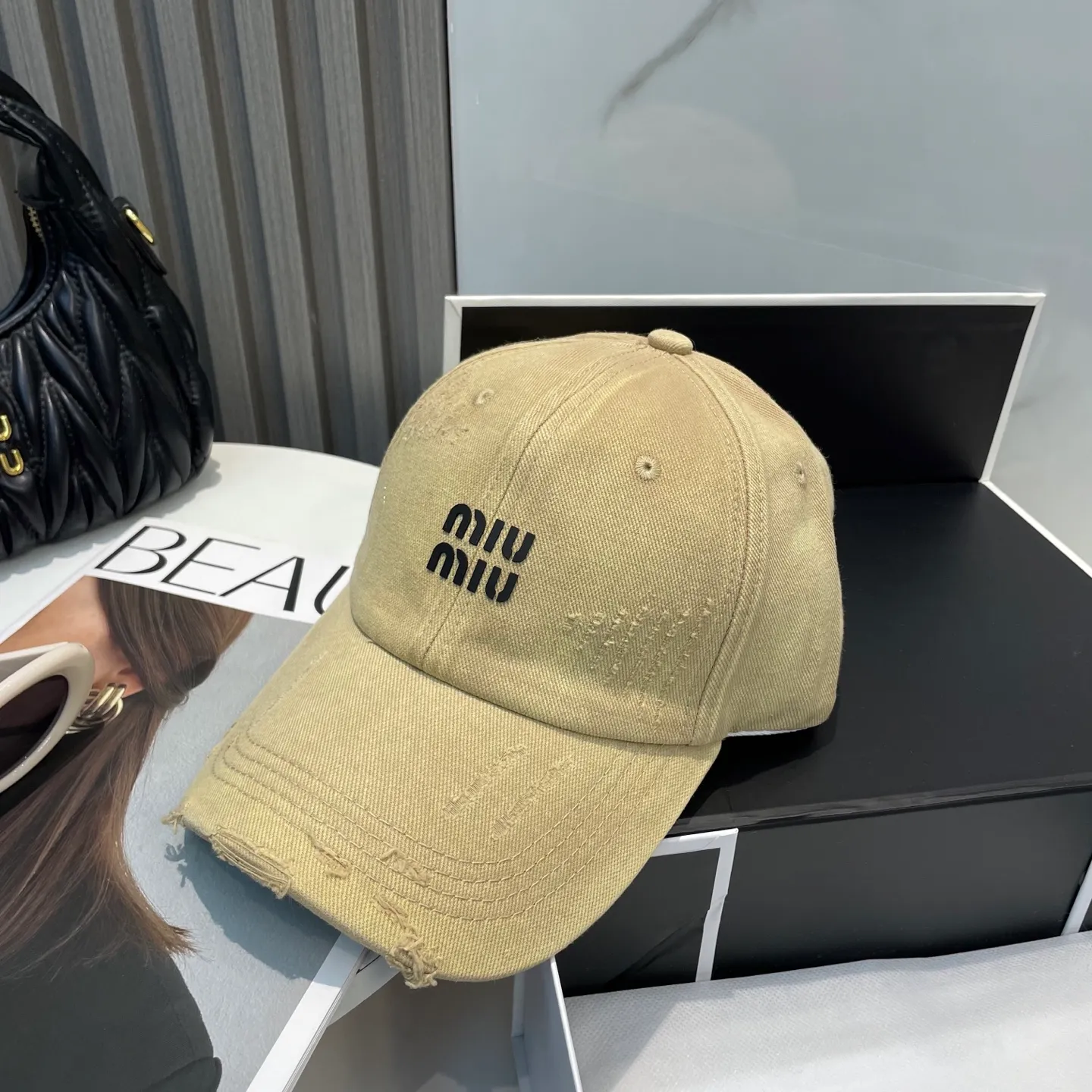 P60 miumiu new solid color baseball cap, the hottest color at the moment - full of street style! Trendy and versatile, Xiaohongshu grows grass, poison, get your boyfriend, and cool together