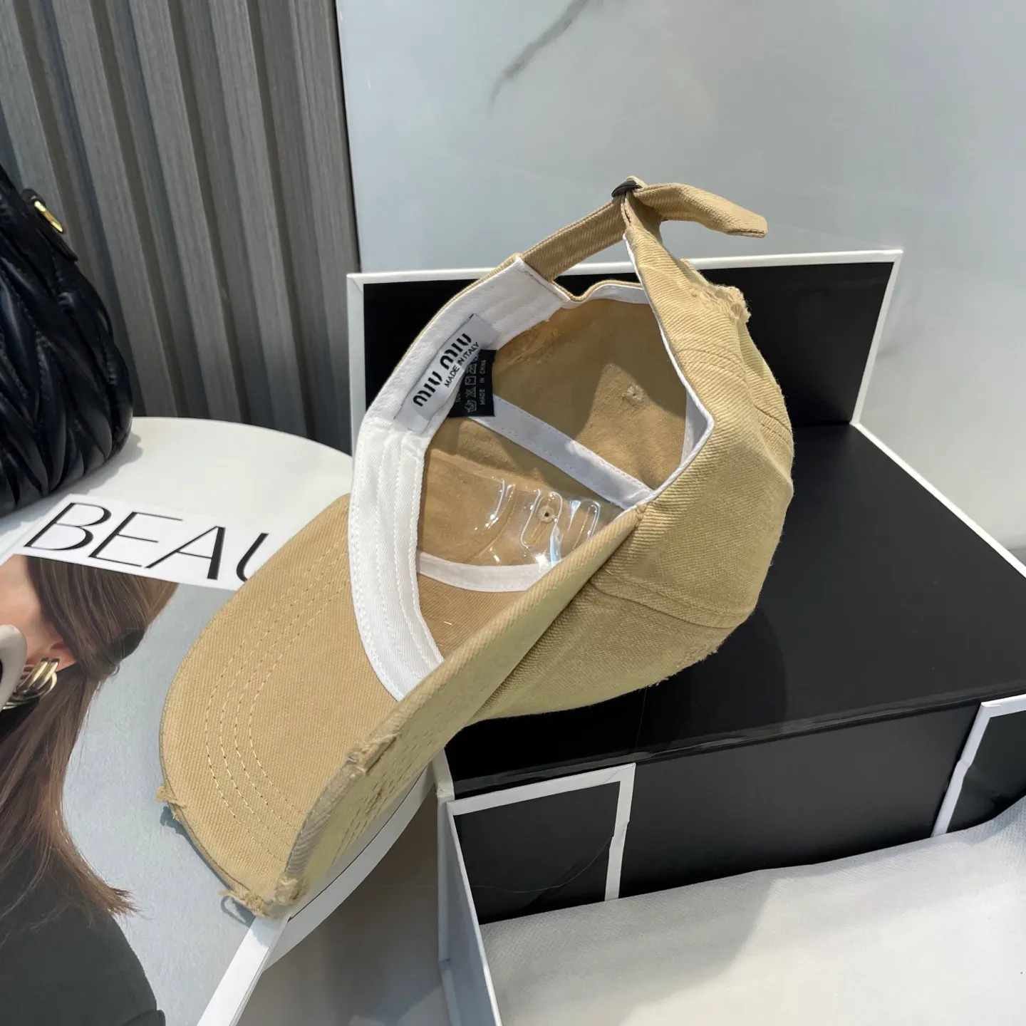 P60 miumiu new solid color baseball cap, the hottest color at the moment - full of street style! Trendy and versatile, Xiaohongshu grows grass, poison, get your boyfriend, and cool together