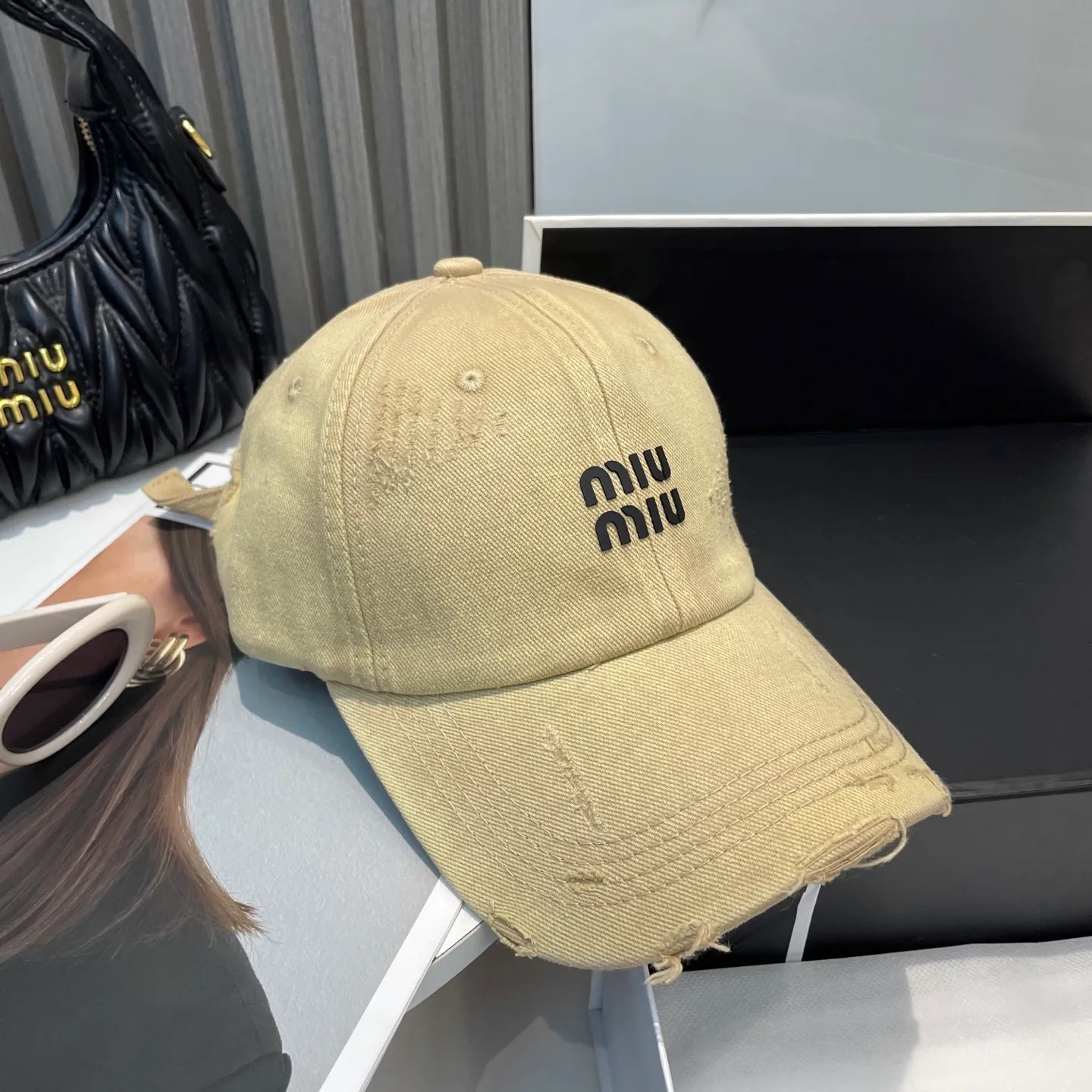 P60 miumiu new solid color baseball cap, the hottest color at the moment - full of street style! Trendy and versatile, Xiaohongshu grows grass, poison, get your boyfriend, and cool together