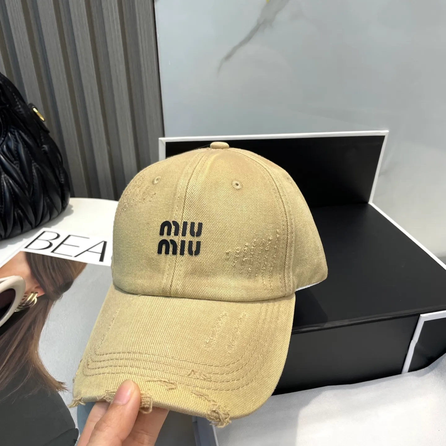 P60 miumiu new solid color baseball cap, the hottest color at the moment - full of street style! Trendy and versatile, Xiaohongshu grows grass, poison, get your boyfriend, and cool together
