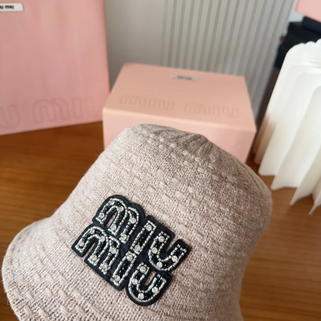 💰60 MIUMIUI knitted striped bucket hat. The soft and waxy striped bucket hat is my favorite. The shape is nice and it looks gentle when paired with the same color.