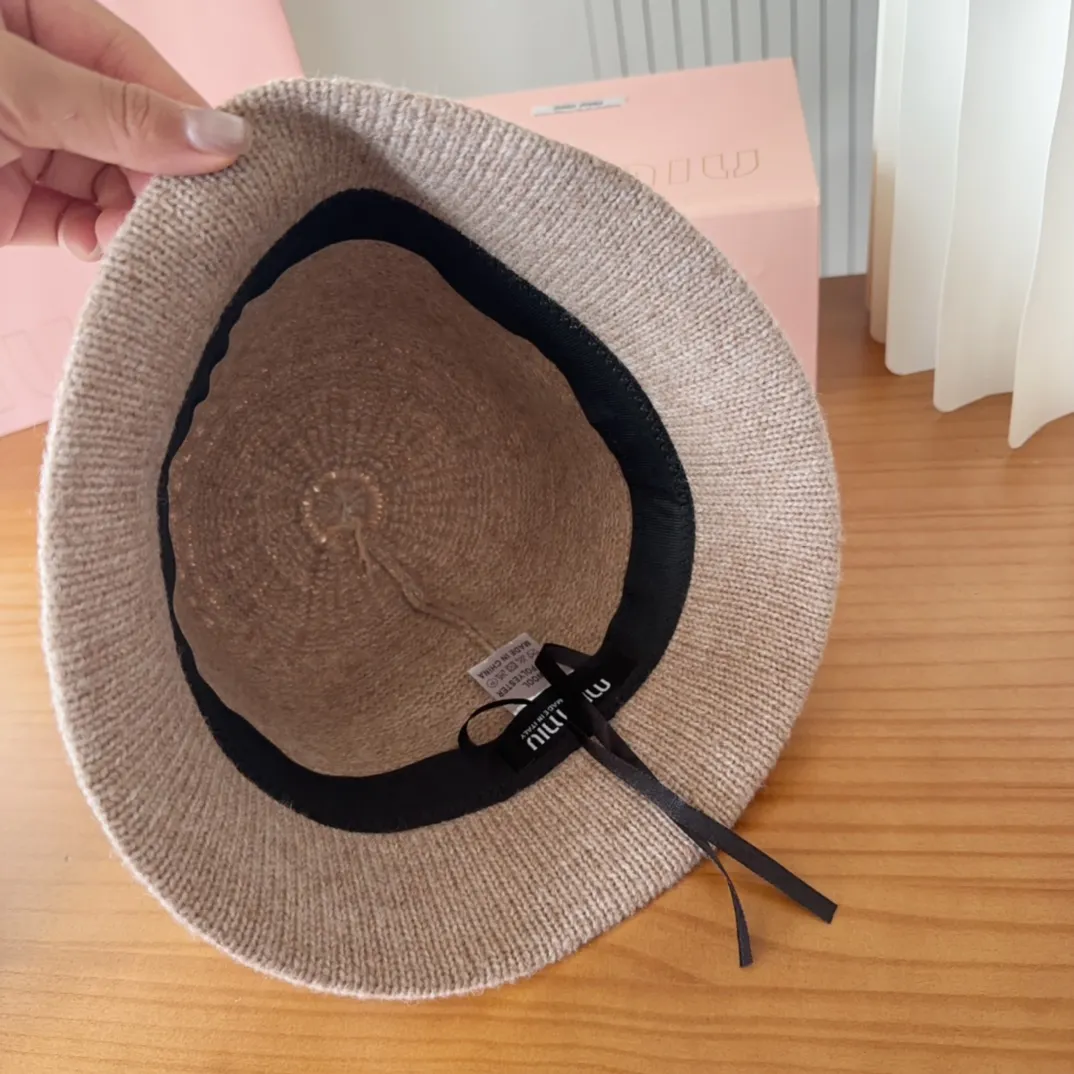 💰60 MIUMIUI knitted striped bucket hat. The soft and waxy striped bucket hat is my favorite. The shape is nice and it looks gentle when paired with the same color.