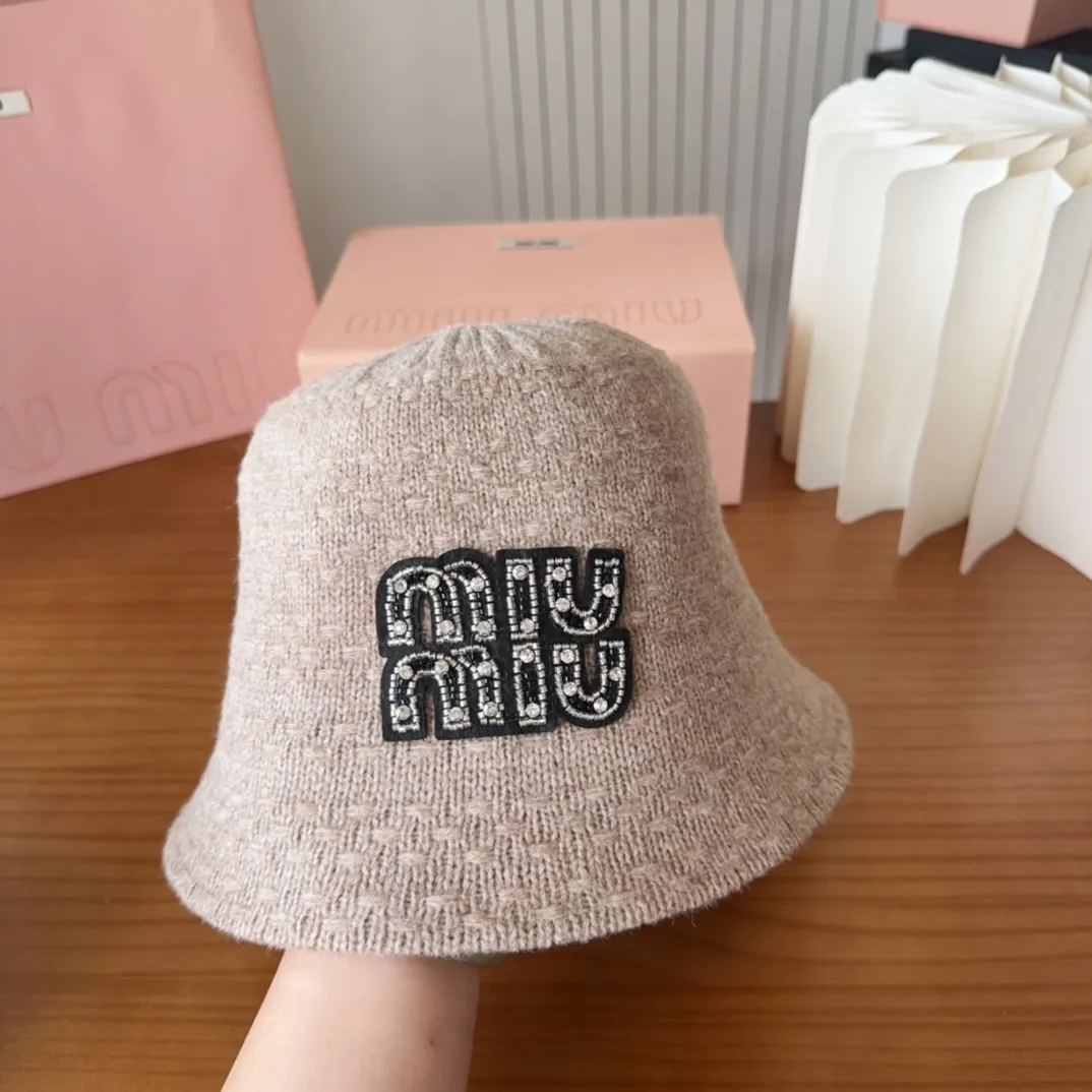💰60 MIUMIUI knitted striped bucket hat. The soft and waxy striped bucket hat is my favorite. The shape is nice and it looks gentle when paired with the same color.