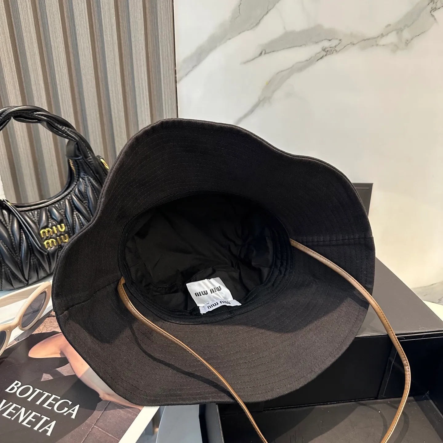 P70 MiuMiu Miu Miu's new fisherman hat | Large brim ~ Increased sun protection range, quality details are in place ~ Hats have always been an inseparable item in daily matching. The fisherman hat will never go out of style. This Miu family has always been loved by everyone. It is casual, versatile, sun-protective and comfortable. It feels very soft but does not affect its shape at all. ​
