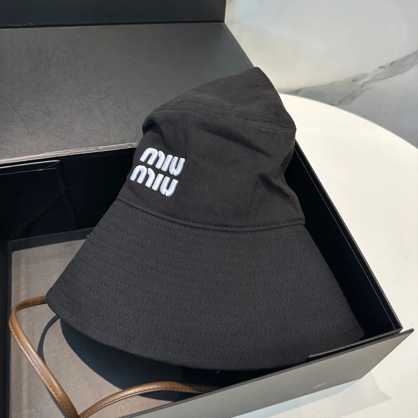 P70 MiuMiu Miu Miu's new fisherman hat | Large brim ~ Increased sun protection range, quality details are in place ~ Hats have always been an inseparable item in daily matching. The fisherman hat will never go out of style. This Miu family has always been loved by everyone. It is casual, versatile, sun-protective and comfortable. It feels very soft but does not affect its shape at all. ​
