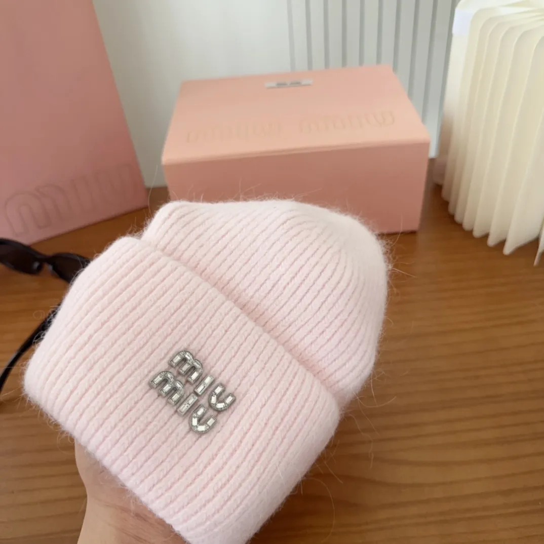 💰56 miumiu🐰Angora rabbit fur autumn and winter woolen hat This high-grade gray dyeing is very difficult to dye! What's more, the material of rabbit fur is like starting from scratch! Highly recommend to everyone. This hat goes well with any type of clothing. It can be both casual and sweet!