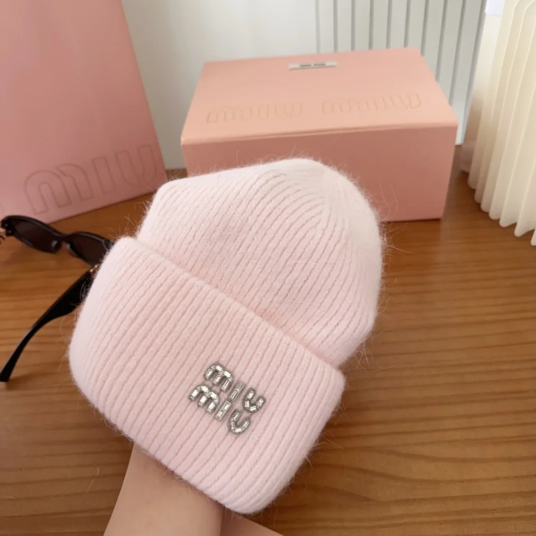💰56 miumiu🐰Angora rabbit fur autumn and winter woolen hat This high-grade gray dyeing is very difficult to dye! What's more, the material of rabbit fur is like starting from scratch! Highly recommend to everyone. This hat goes well with any type of clothing. It can be both casual and sweet!